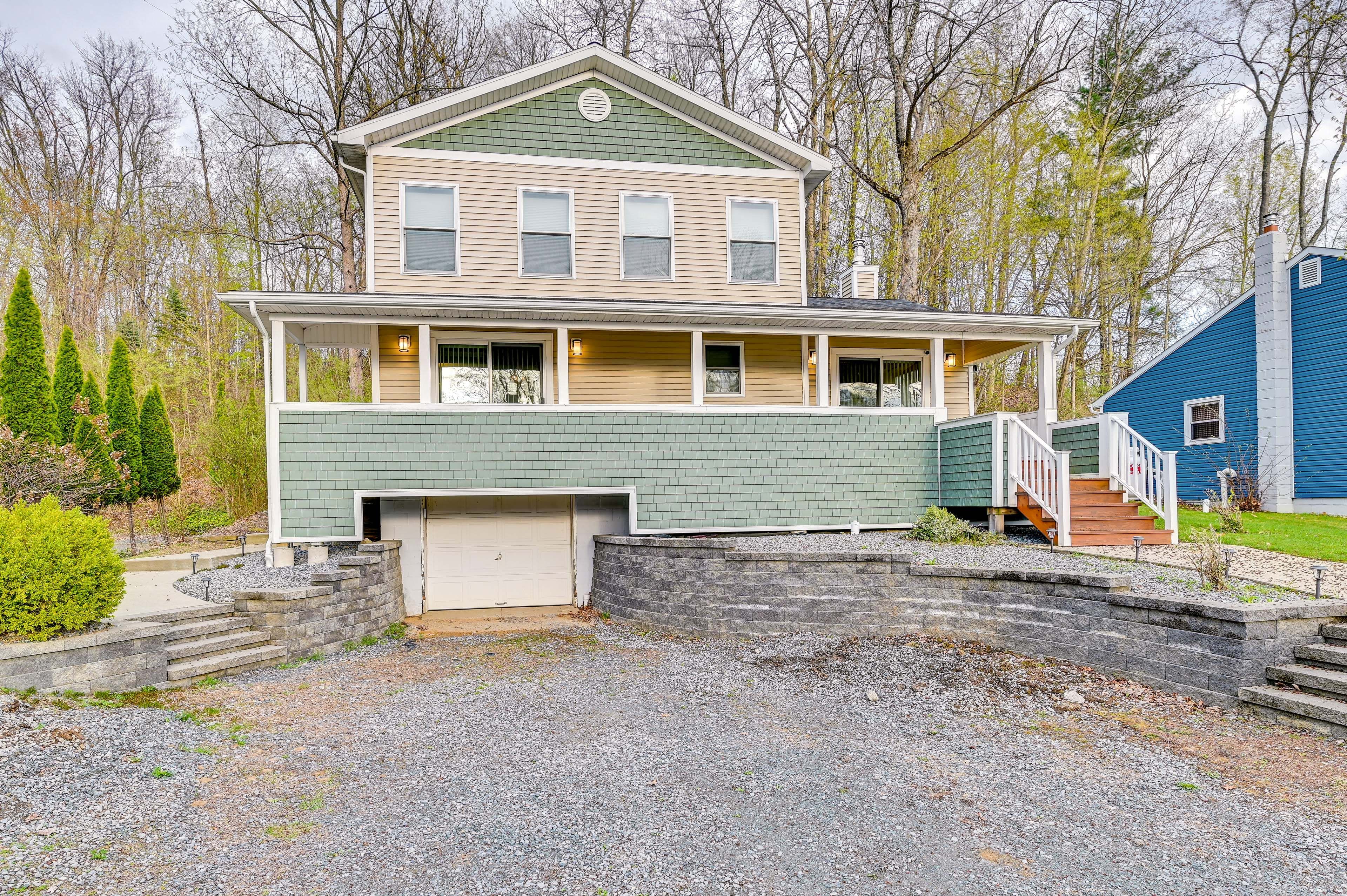 Property Exterior | Driveway (4 Vehicles)
