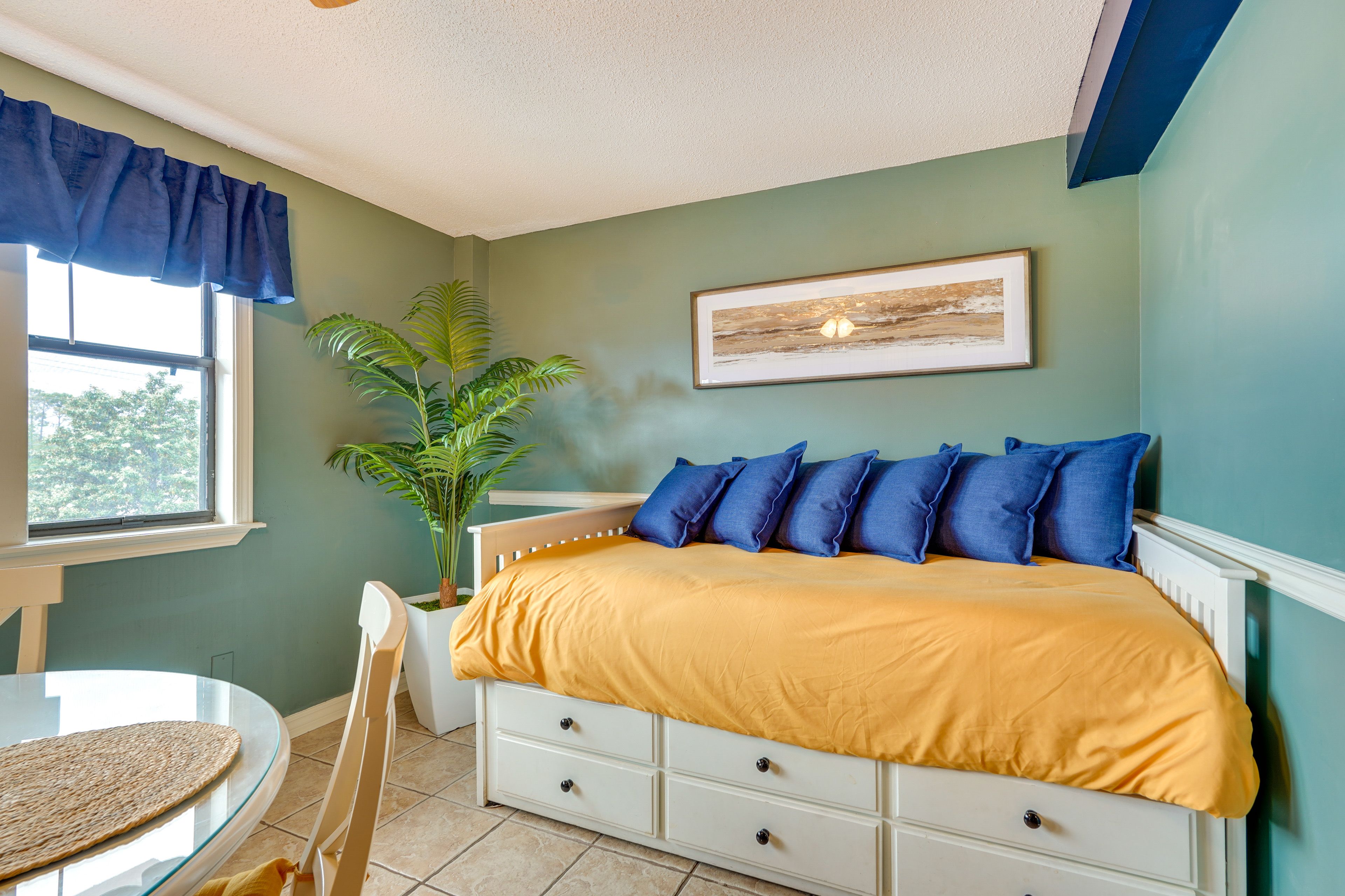Twin Daybed w/ Twin Trundle