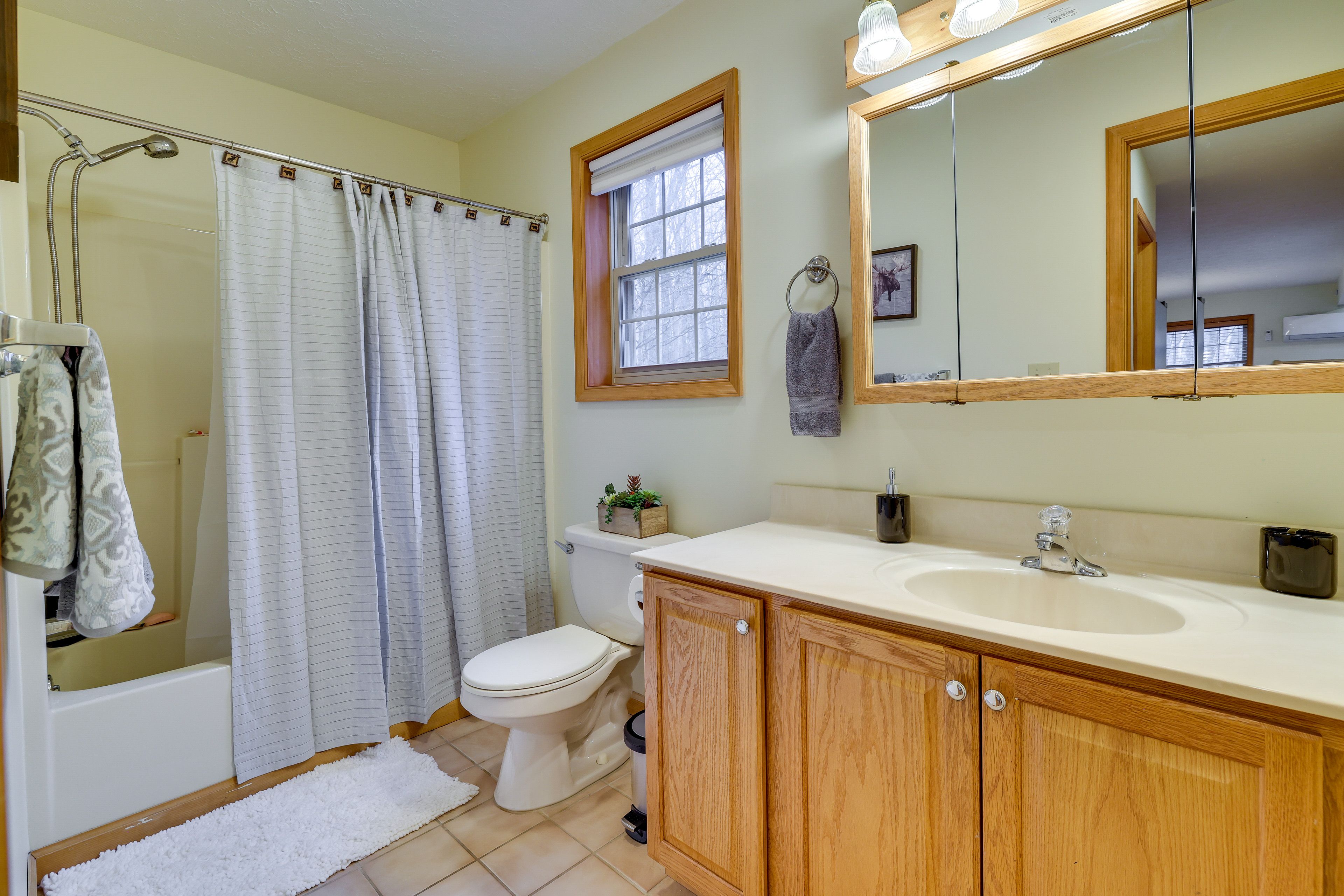 Bathroom | Towels Provided | Complimentary Toiletries | 1st Floor
