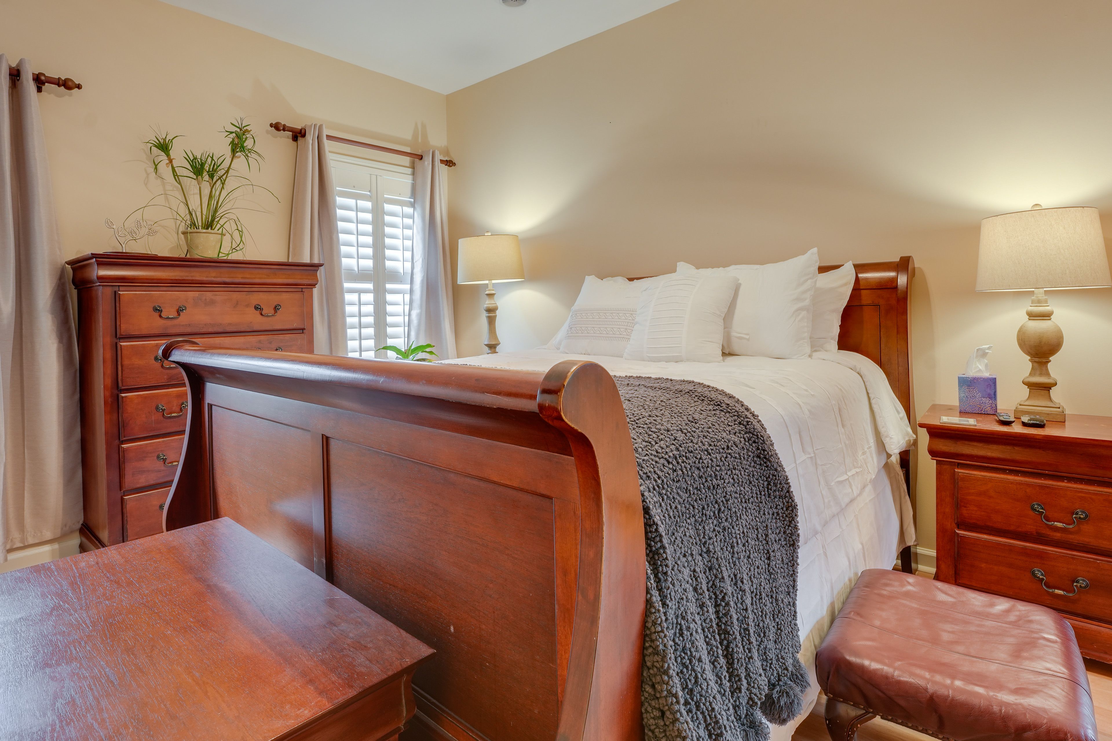 Bedroom 1 | Queen Bed | Smart TV | Linens Provided