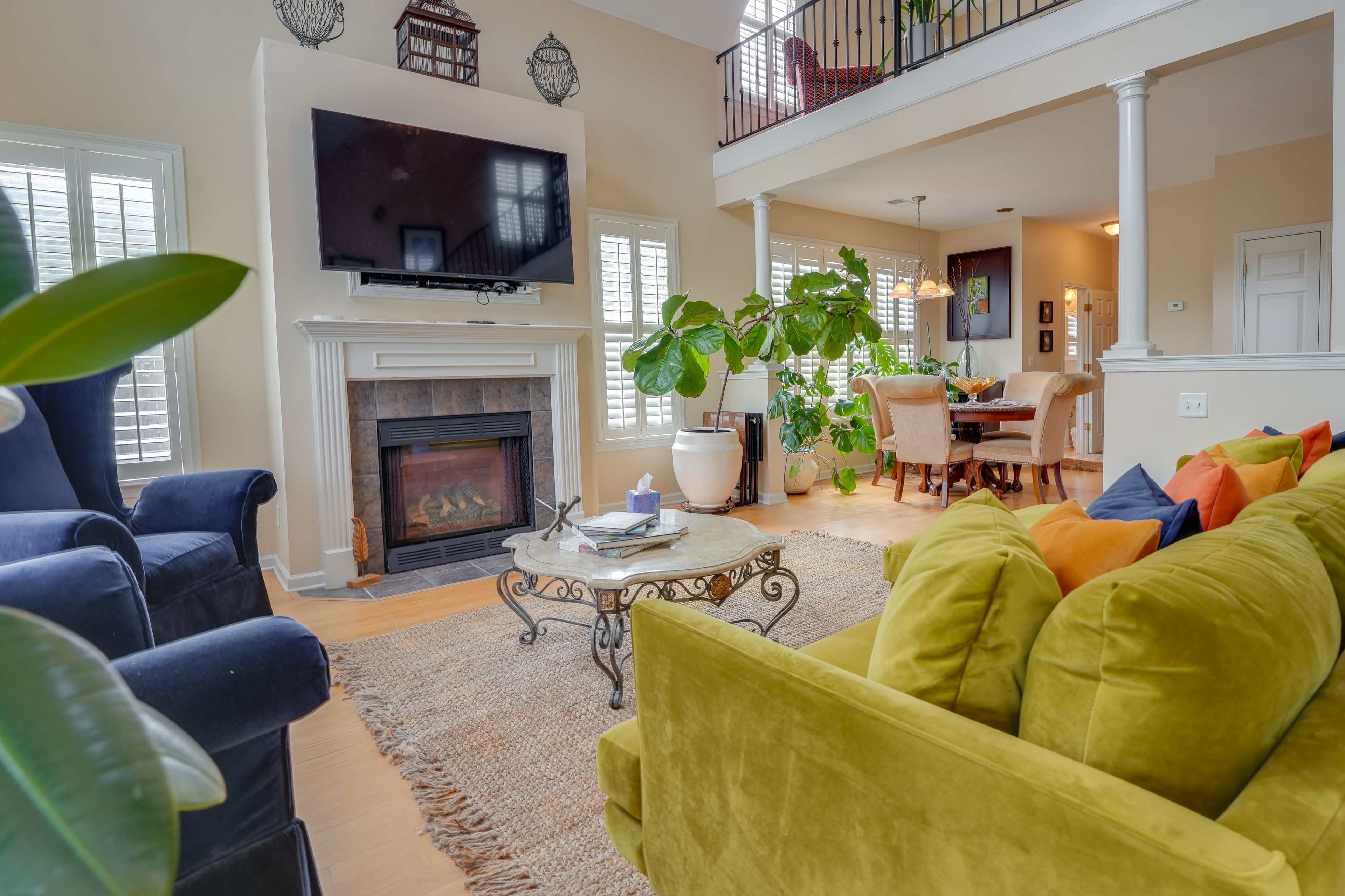 Living Room | Free WiFi | Smart TV | Streaming & Cable Channels | Central A/C