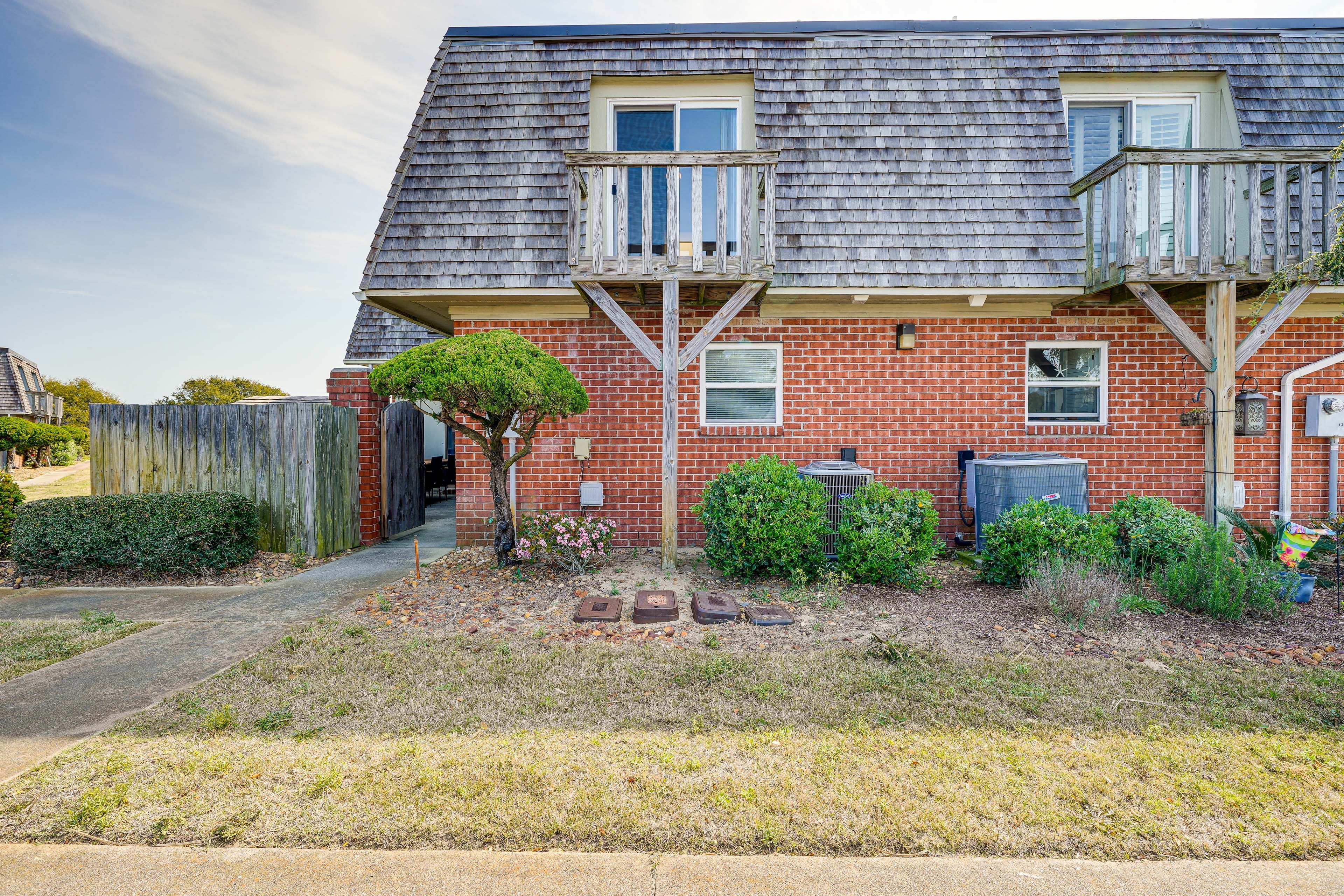 Unit Exterior | Community Parking Lot (2 Vehicles)