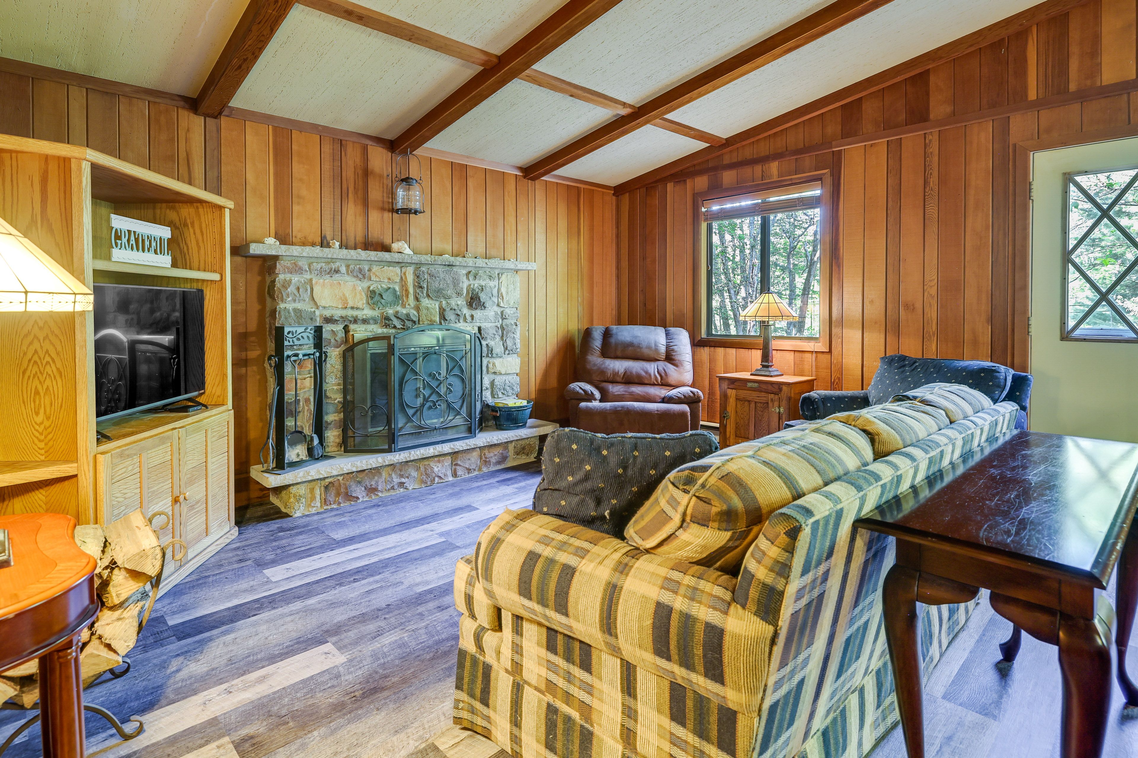 Living Room | Smart TV w/ Cable | Free WiFi | Electric Heating | Board Games