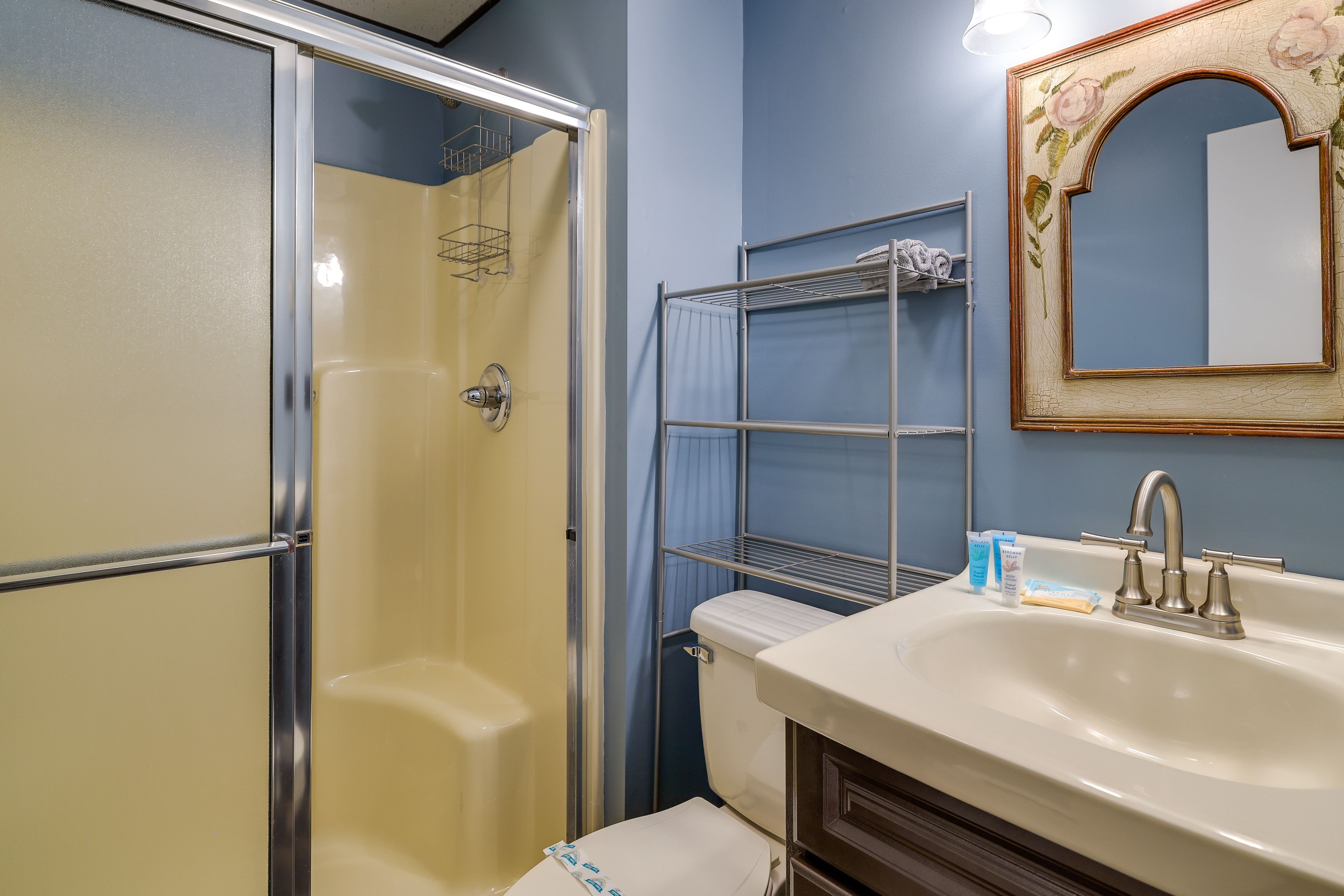 Full Bathroom | Complimentary Toiletries | Hair Dryer
