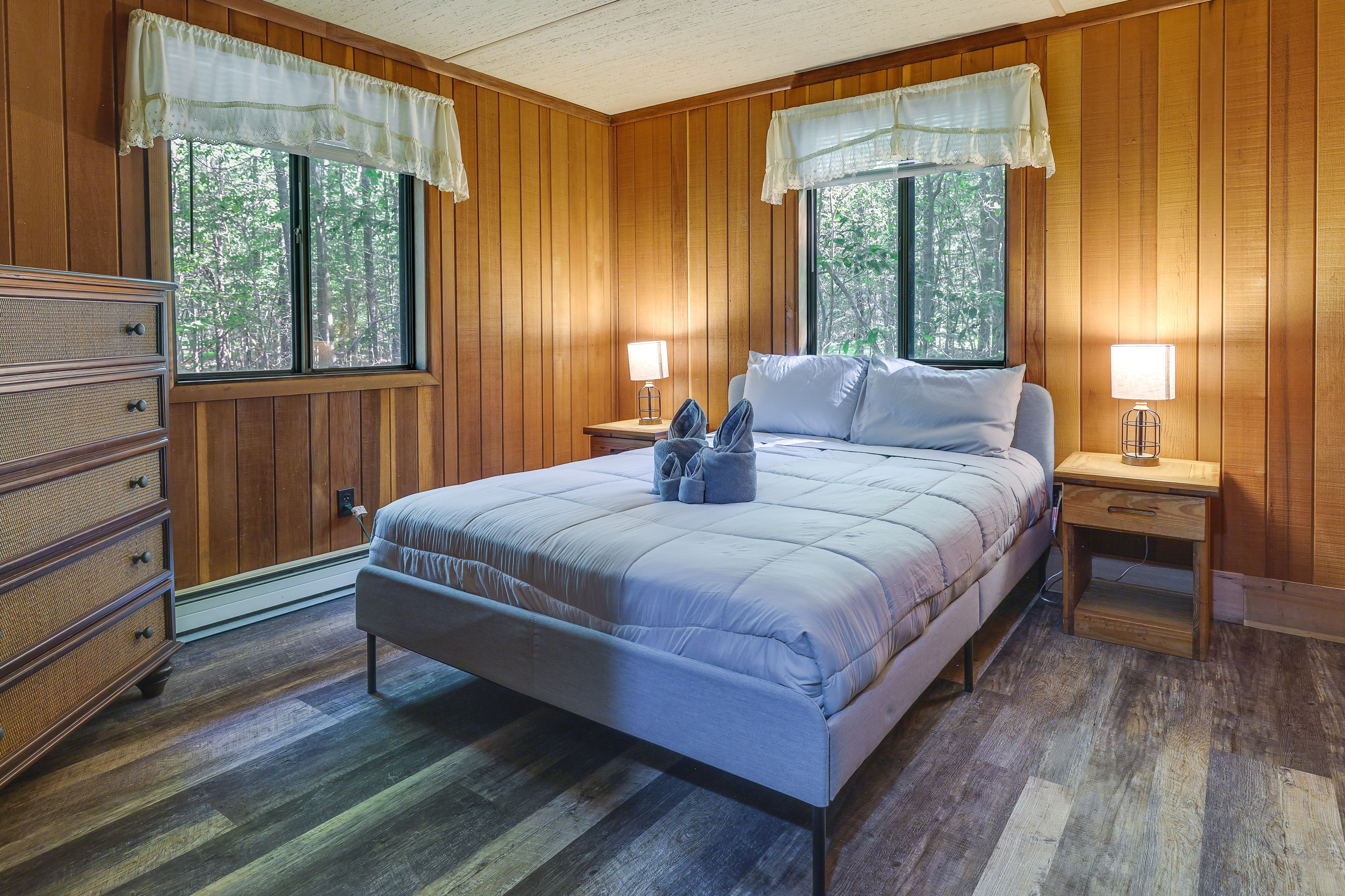 Bedroom 1 | Queen Bed | Pack 'n Play