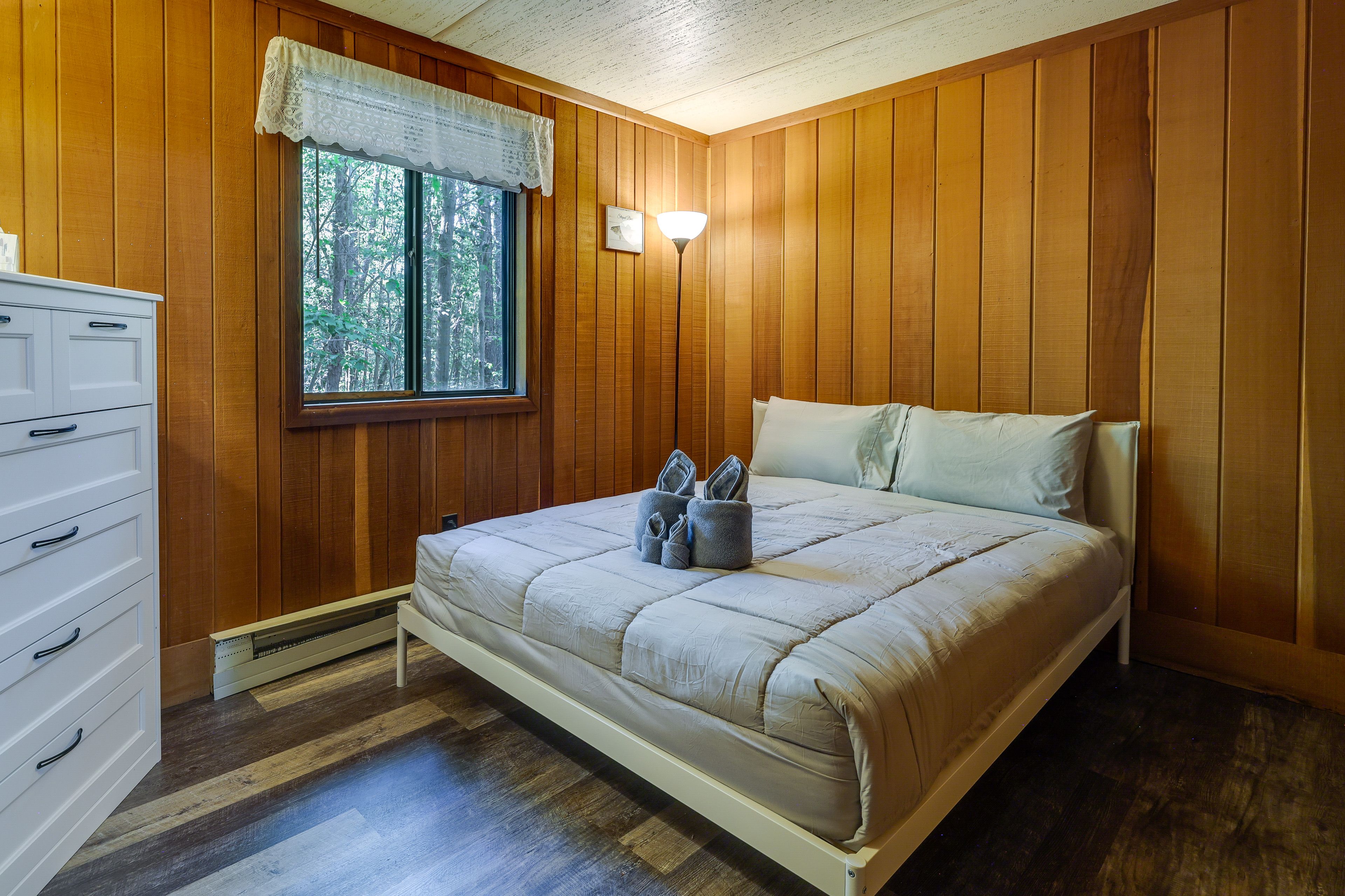 Bedroom 3 | Queen Bed
