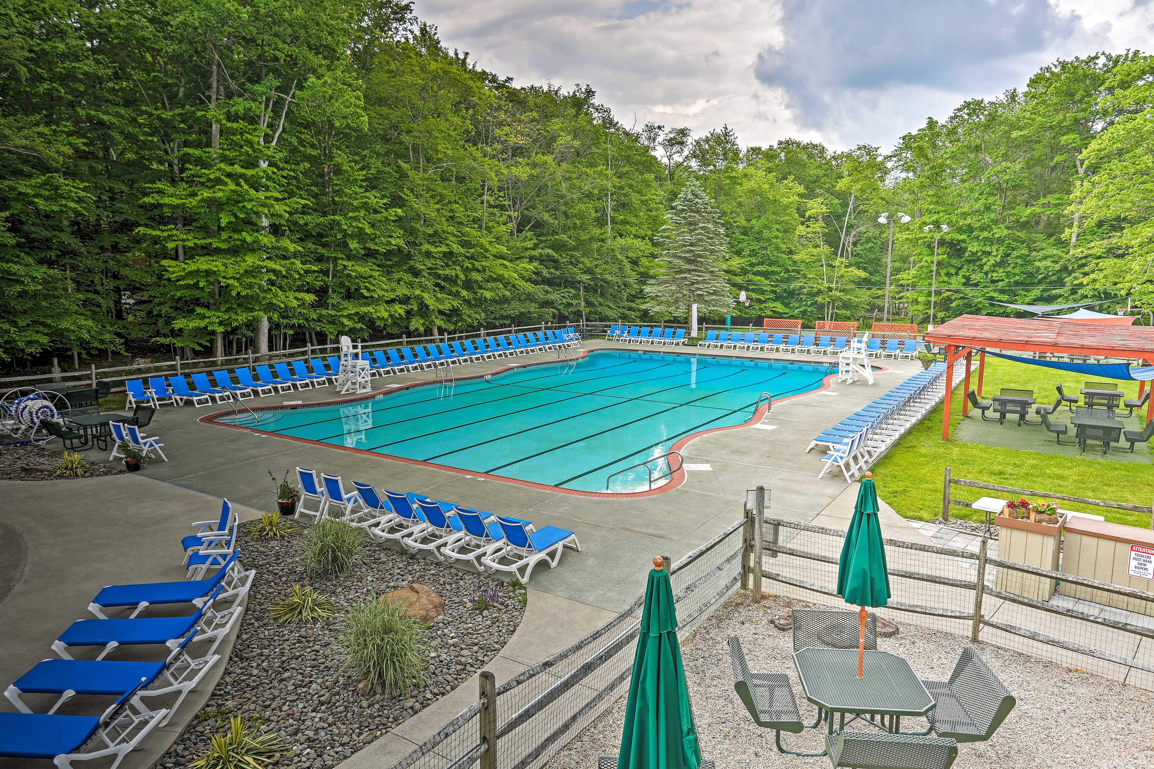 Community Amenities | Outdoor Pool (Depth 3'-8')