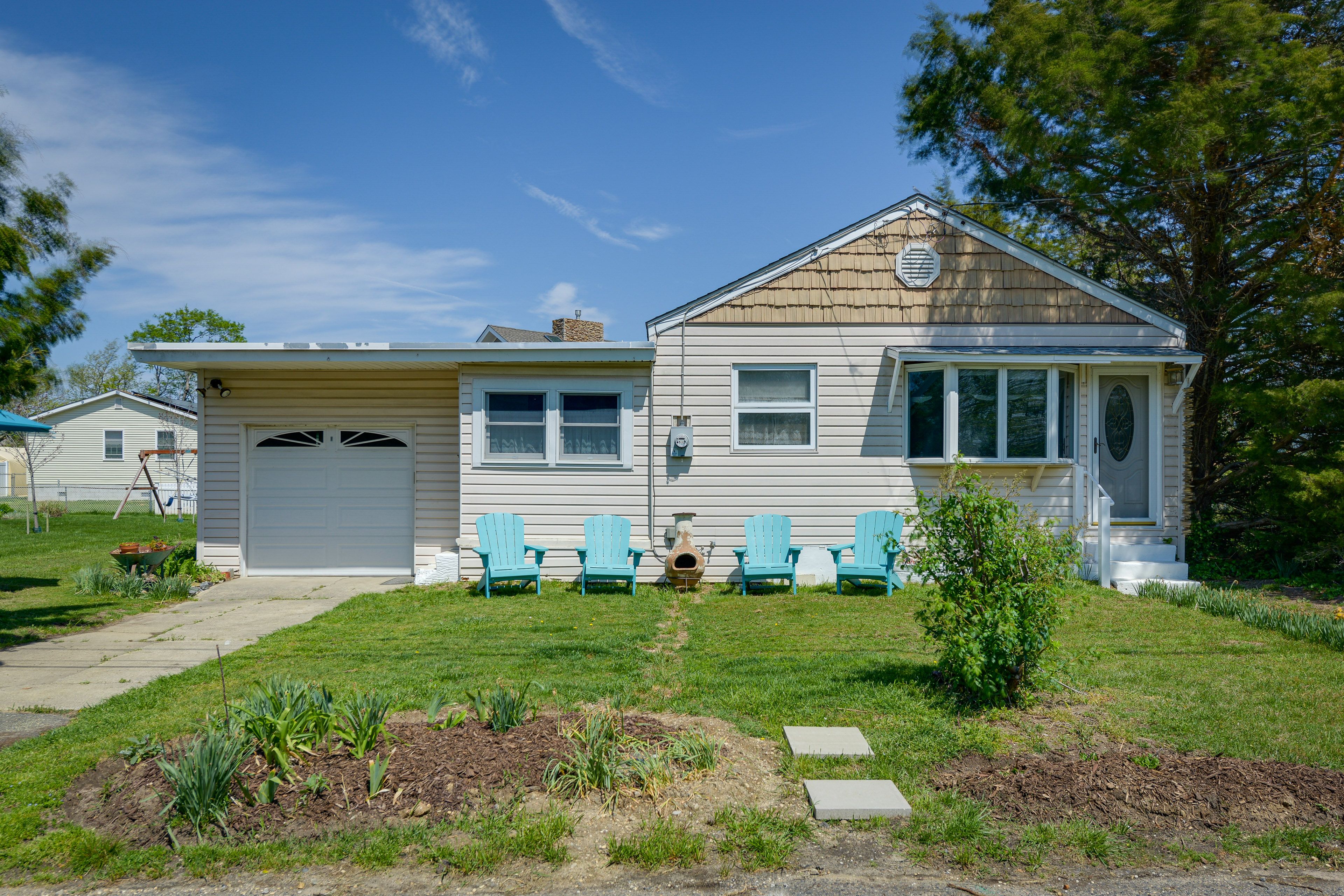 Del Haven Vacation Rental | 2BR | 1BA | 1,200 Sq Ft | 4 Exterior Steps Required