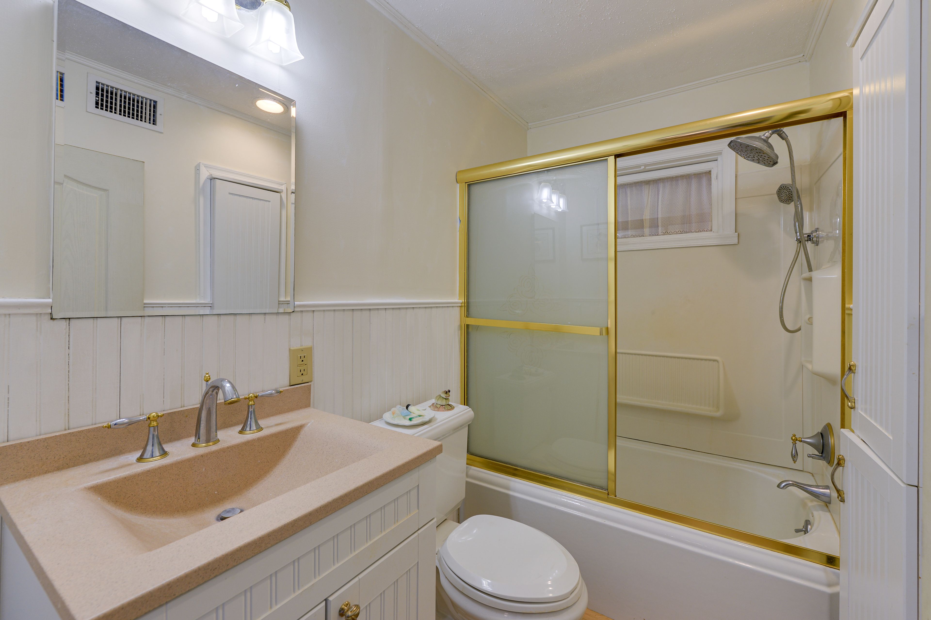 Full Bathroom | Shower/Tub Combo | Complimentary Toiletries | Towels Provided
