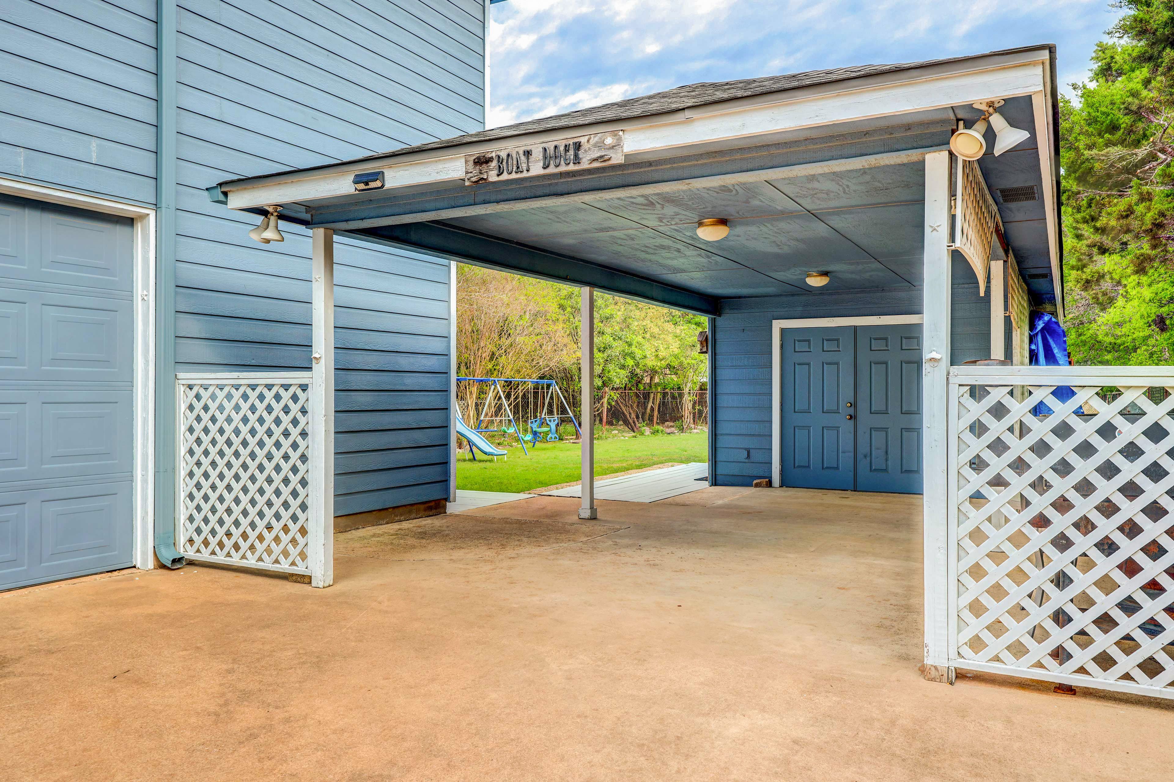 Parking | Covered Parking (1 Vehicle) | Driveway (4 Vehicles)