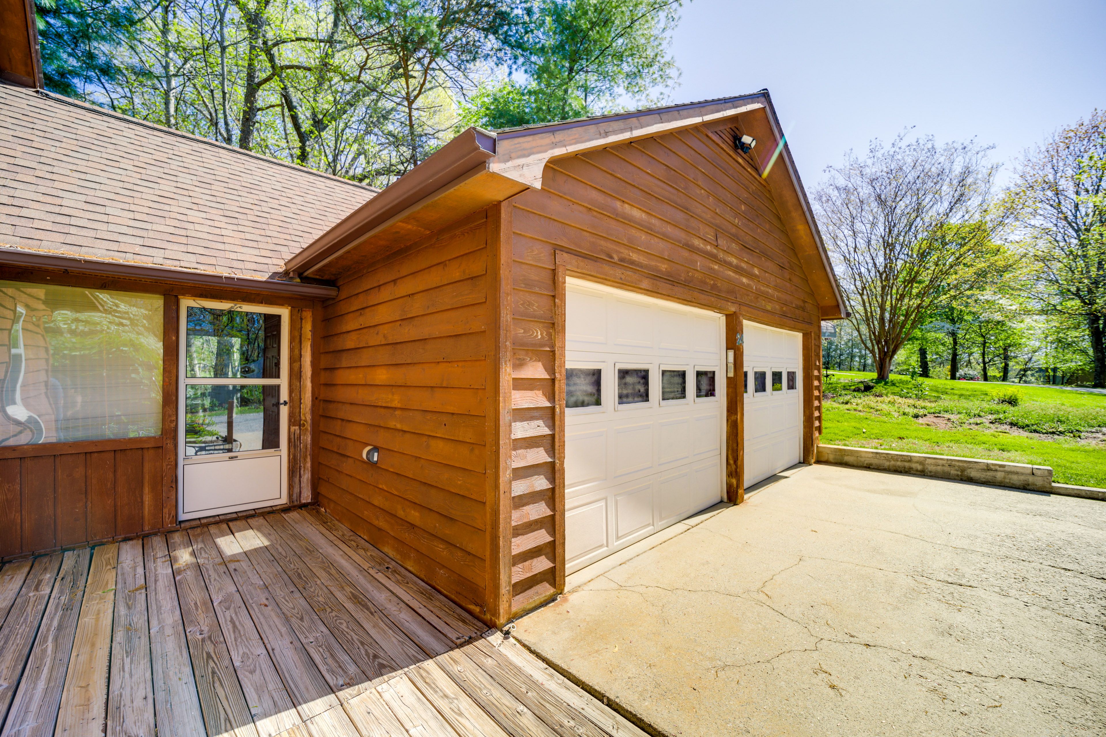 Driveway (4 Vehicles) | Garage (Not Available)