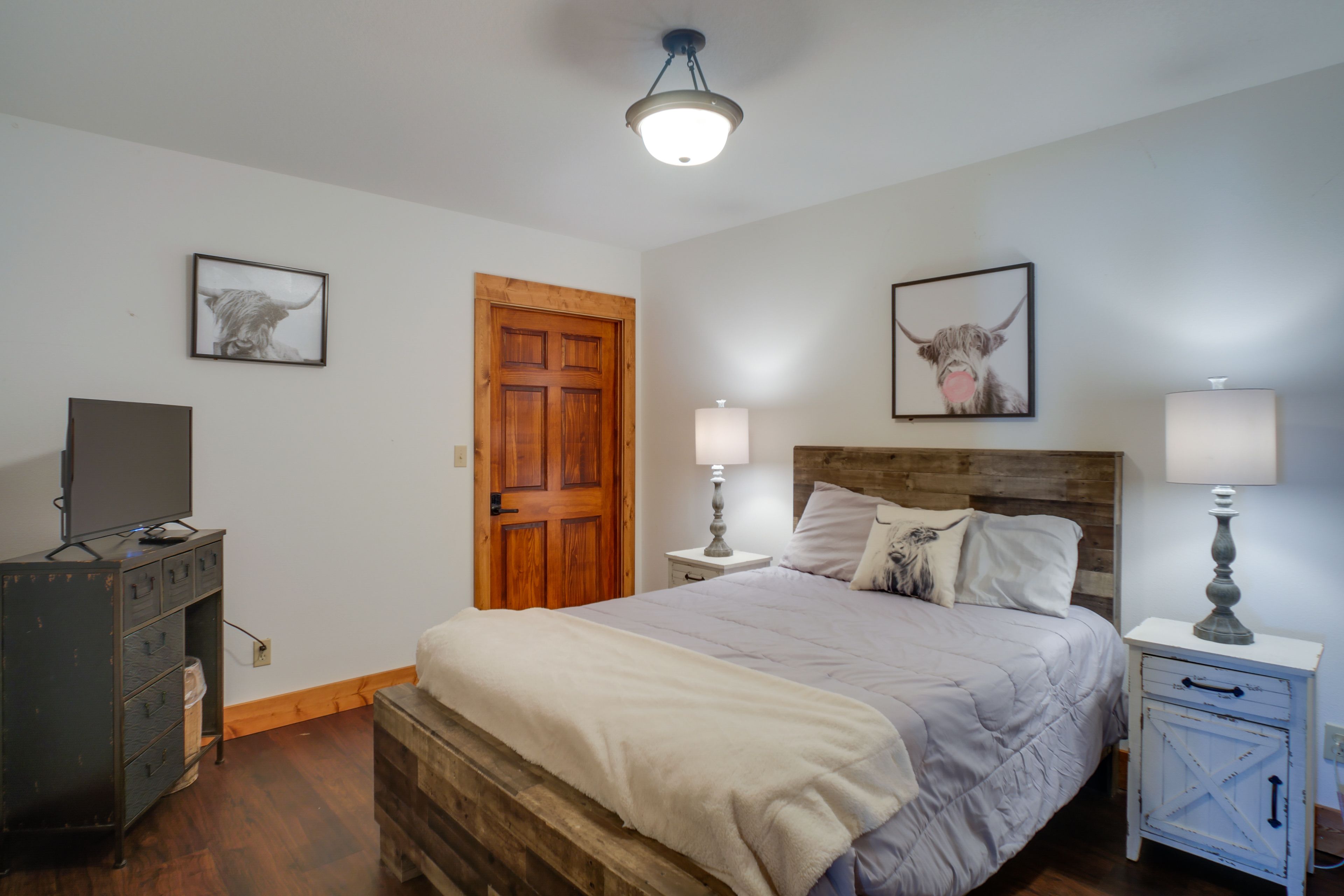 Bedroom 2 | Queen Bed | Smart TV