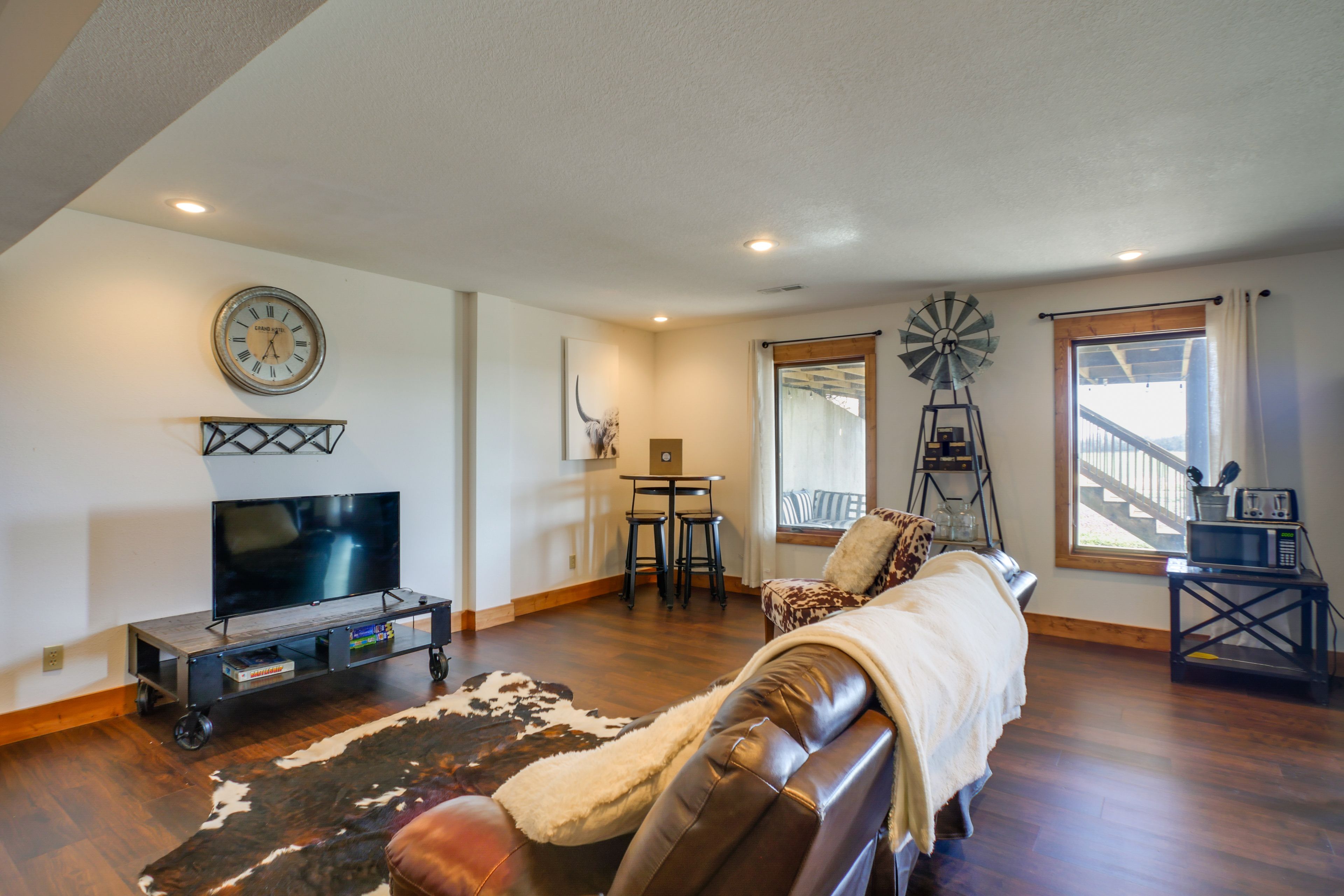 Living Room | Smart TV | Free WiFi