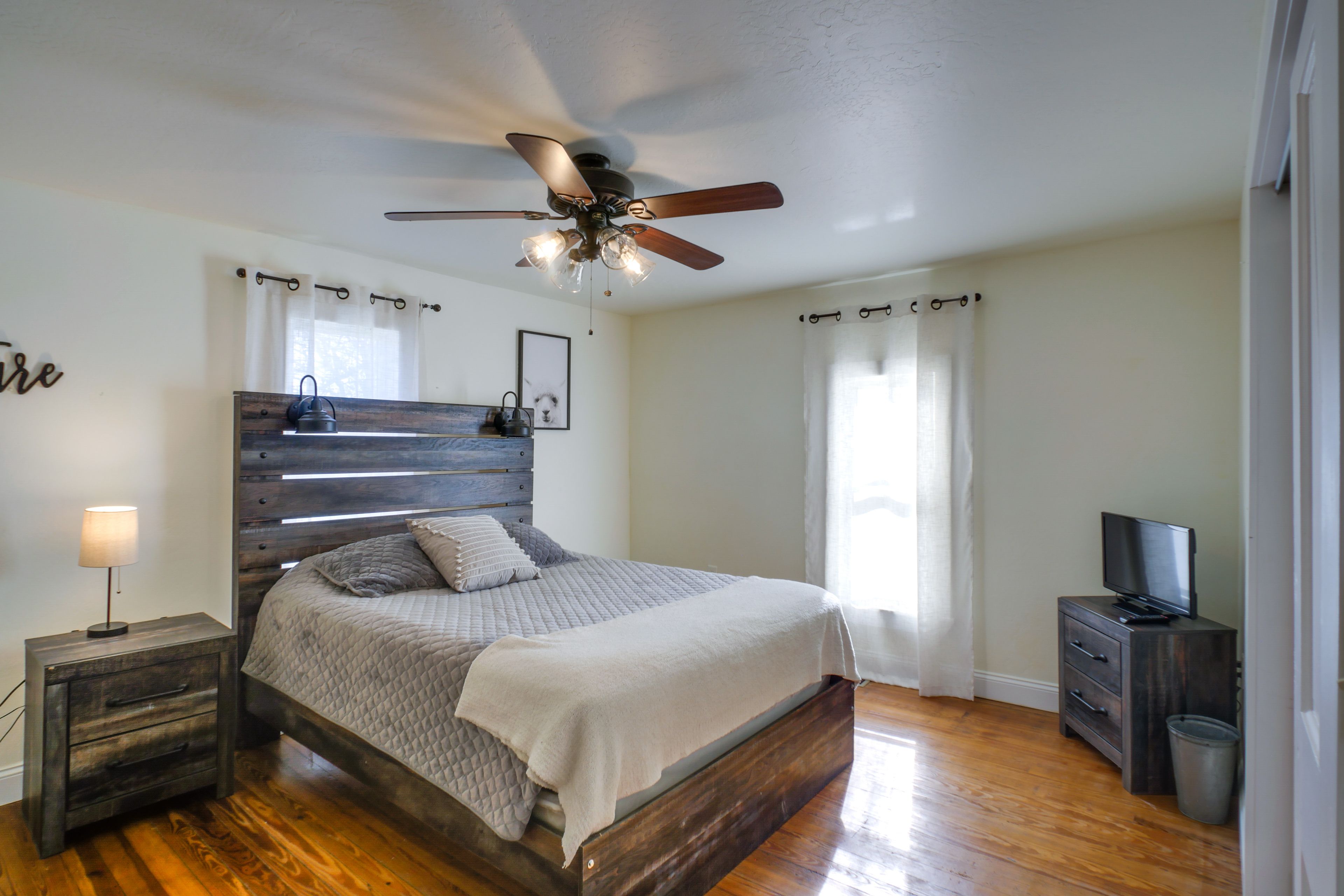Bedroom 2 | Queen Bed | Smart TV
