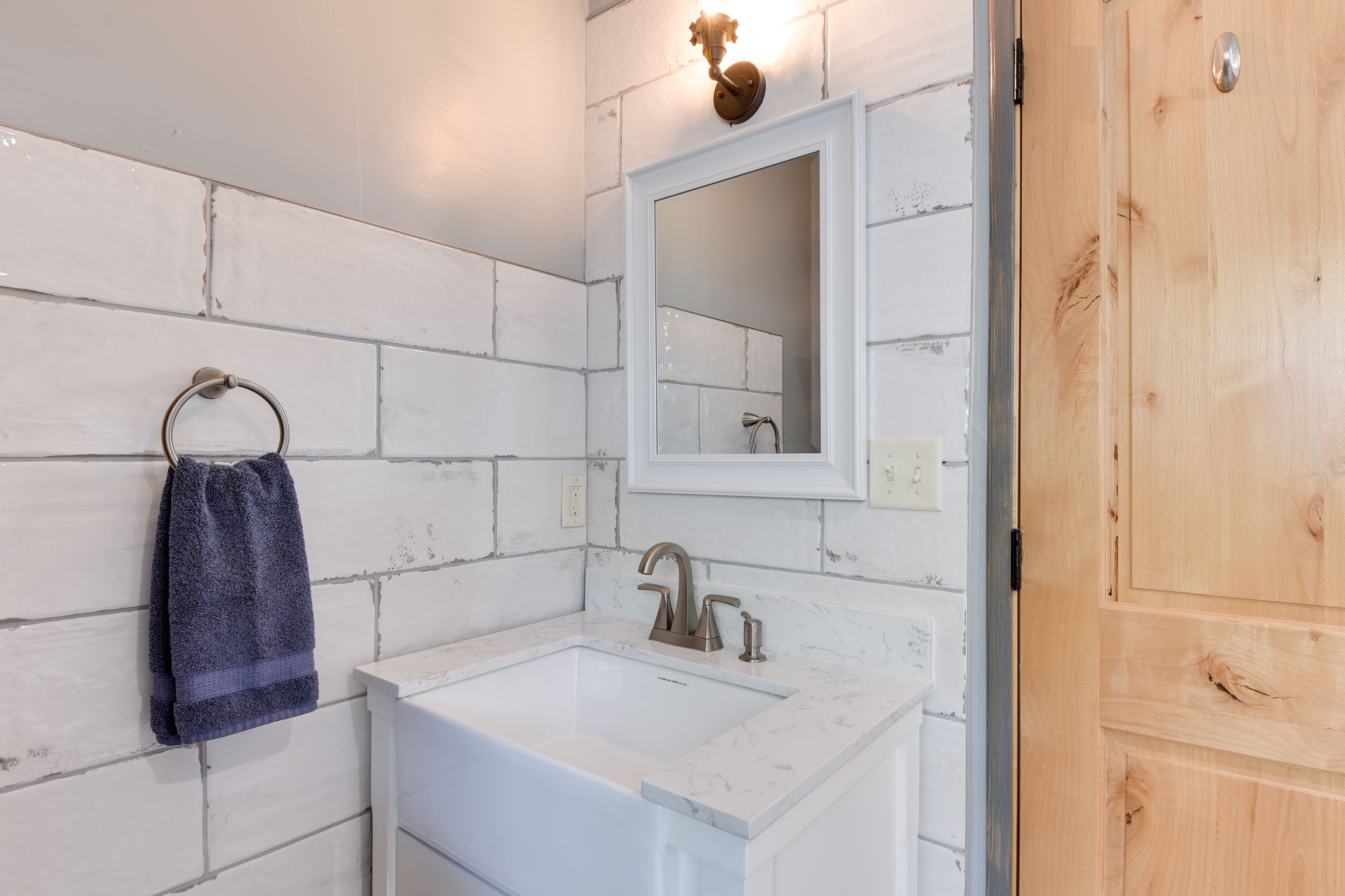 Full Bathroom | Complimentary Toiletries | 2nd Floor