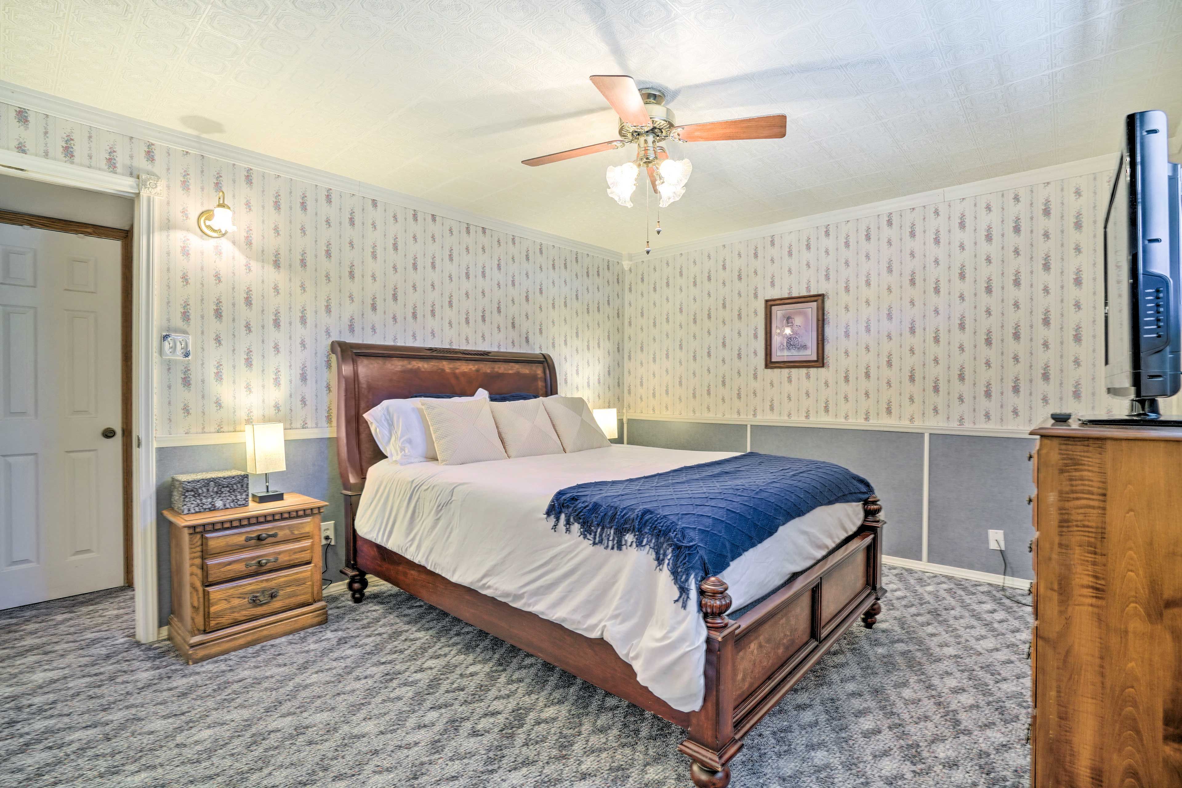Bedroom 1 | Main Level | Queen Bed | Linens Provided | Smart TV