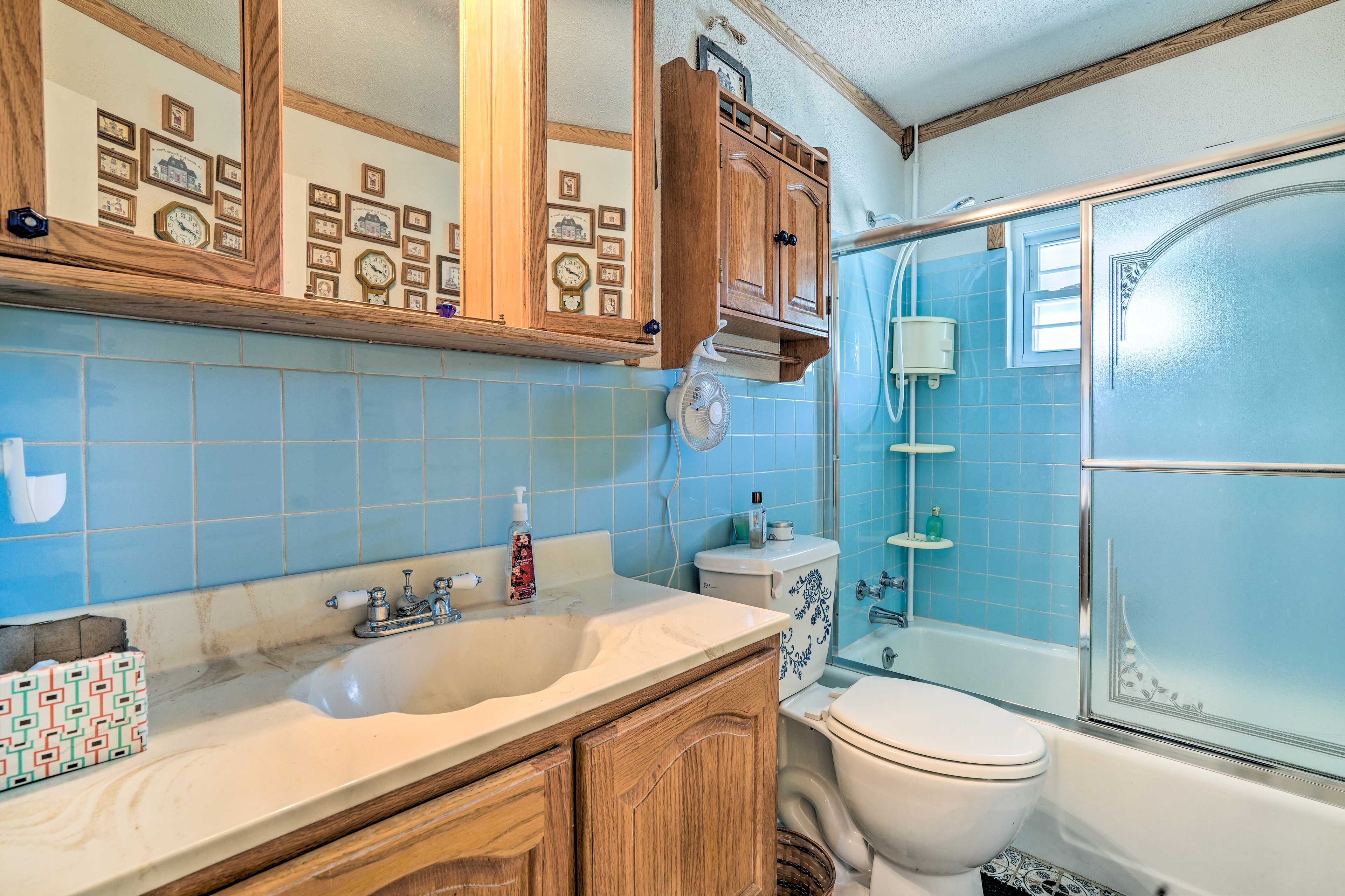 Full Bathroom | Main Level | Towels Provided