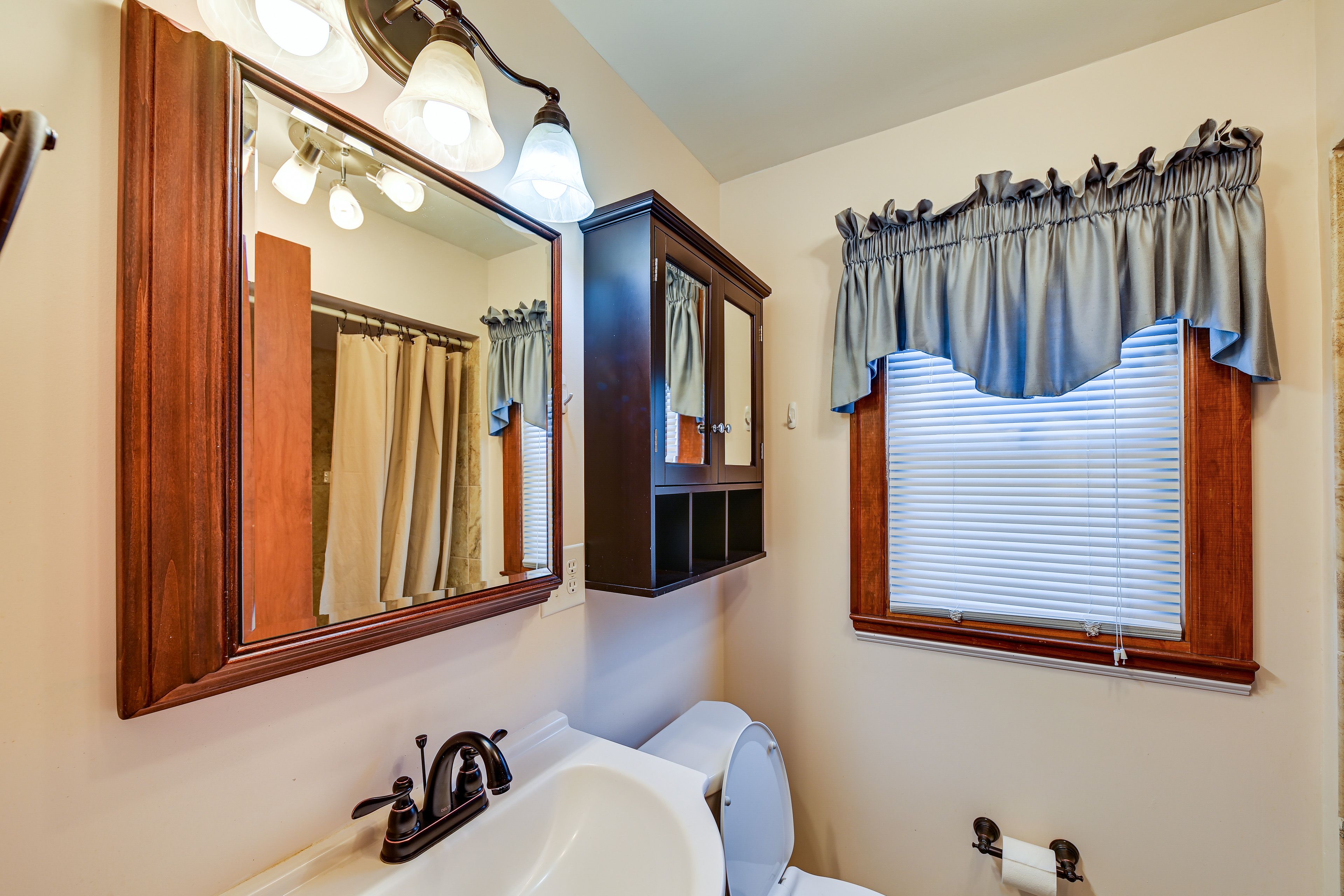 Full Bathroom | Towels Provided | Complimentary Toiletries