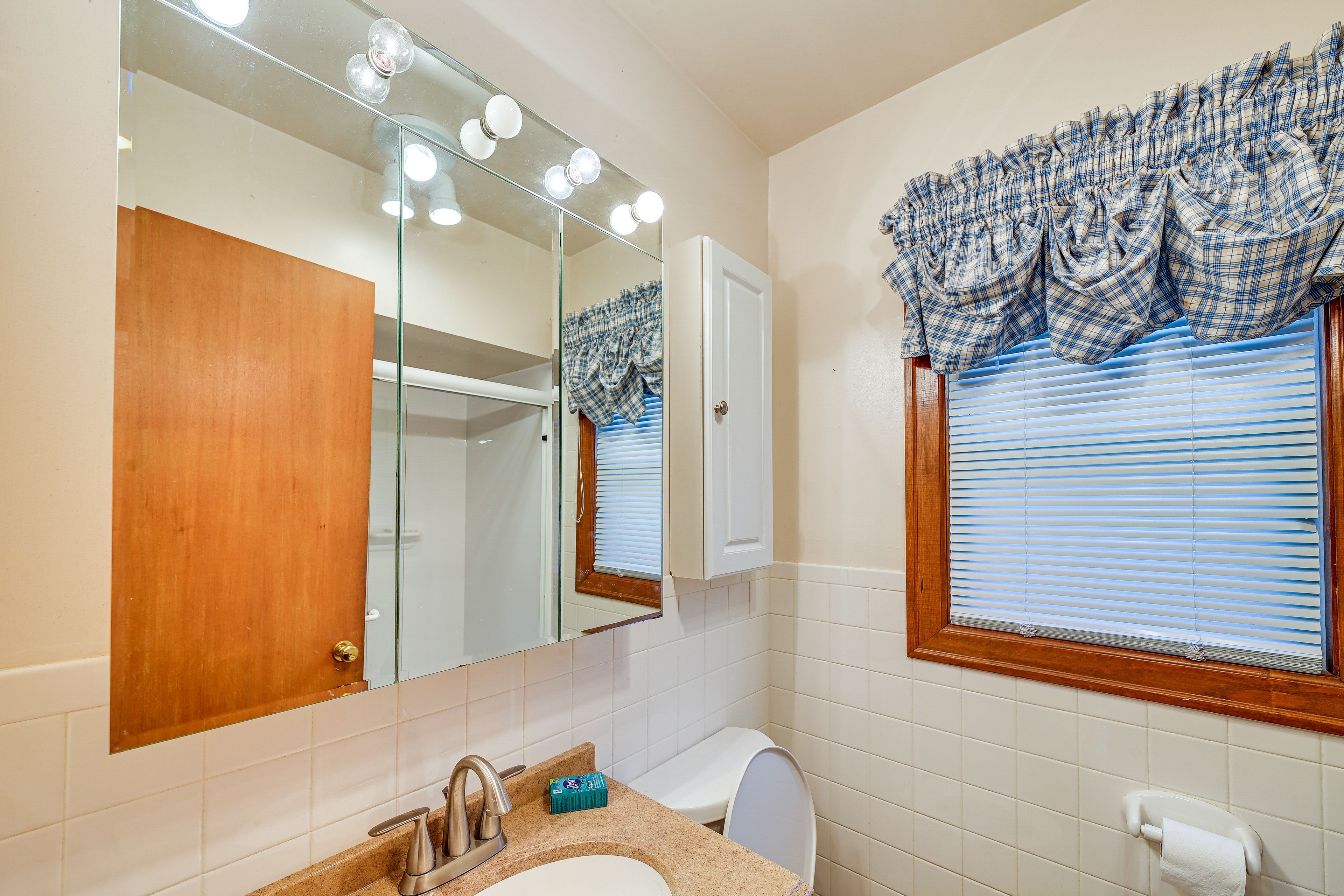 Full Bathroom | Hair Dryer | Iron & Board