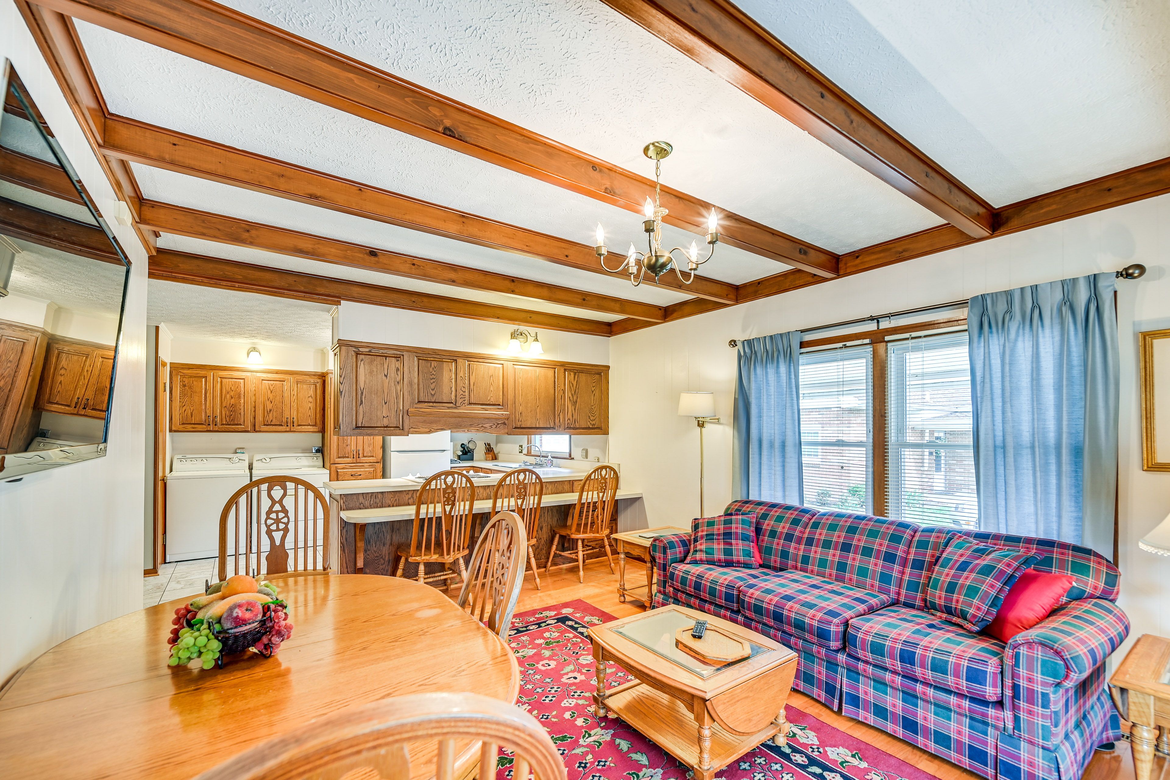 Family Room | Smart TV | Cable