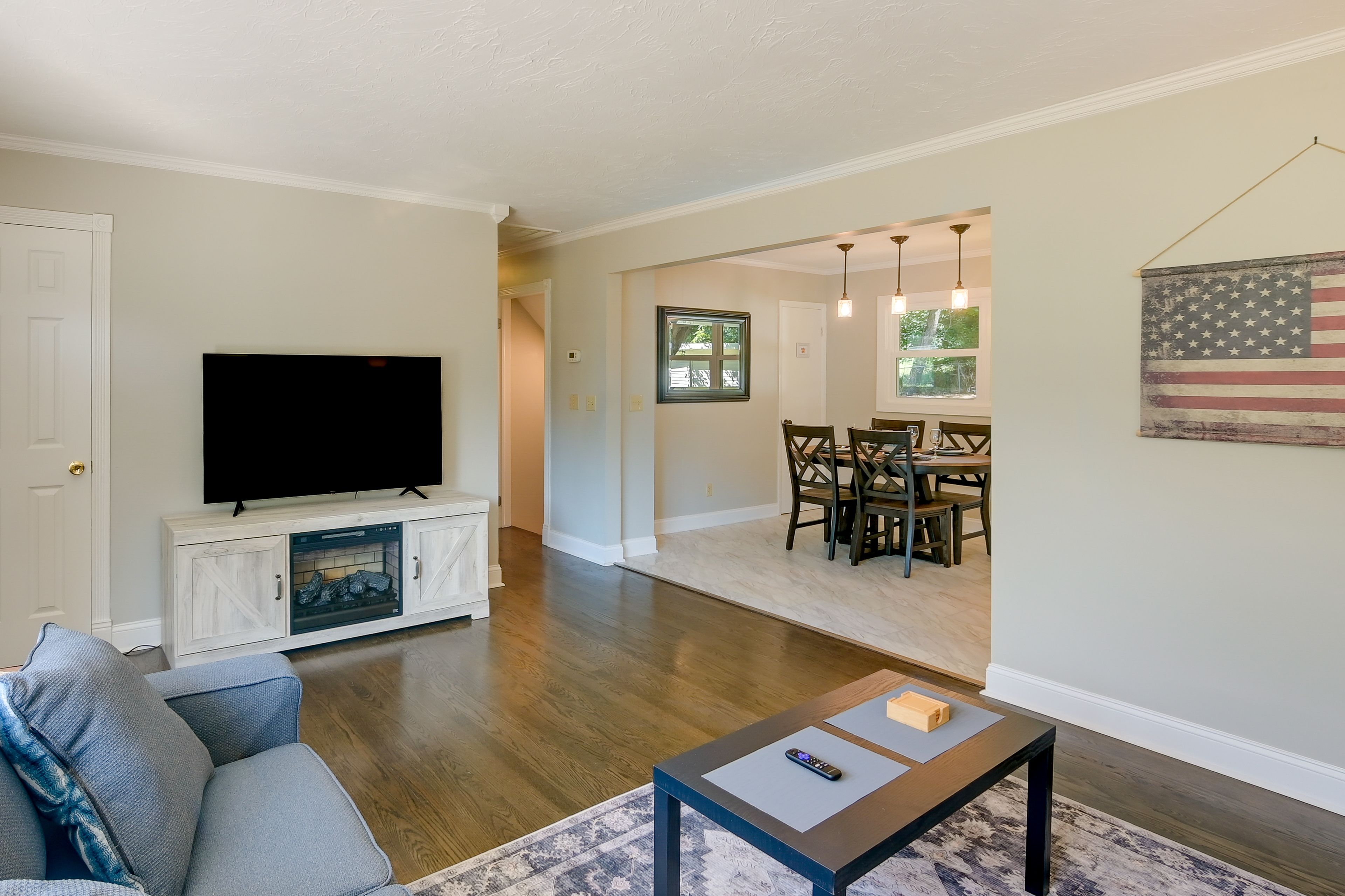 Living Room | Free WiFi | Fireplace