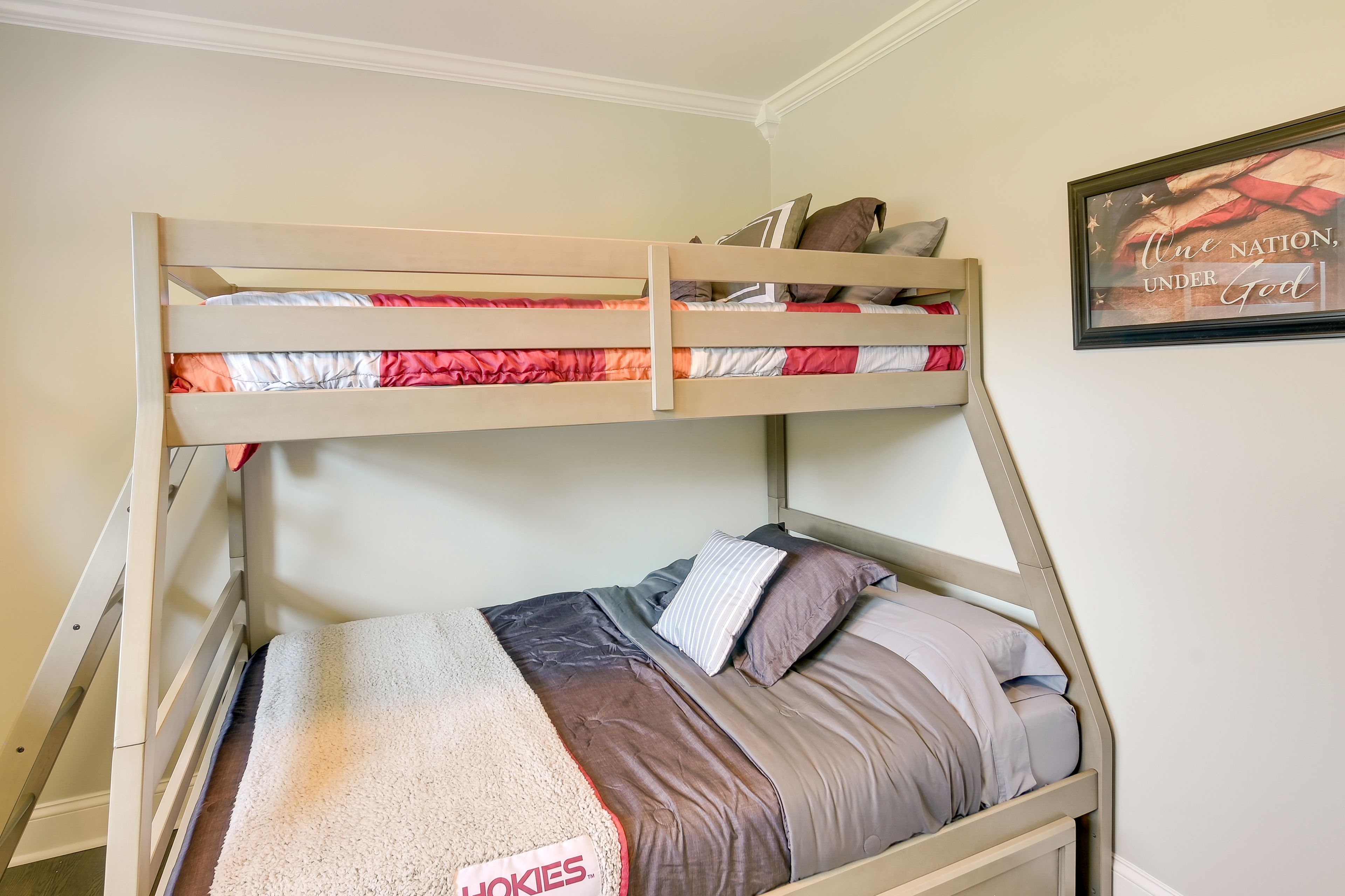 Bedroom 2 | Twin/Full Bunk Bed
