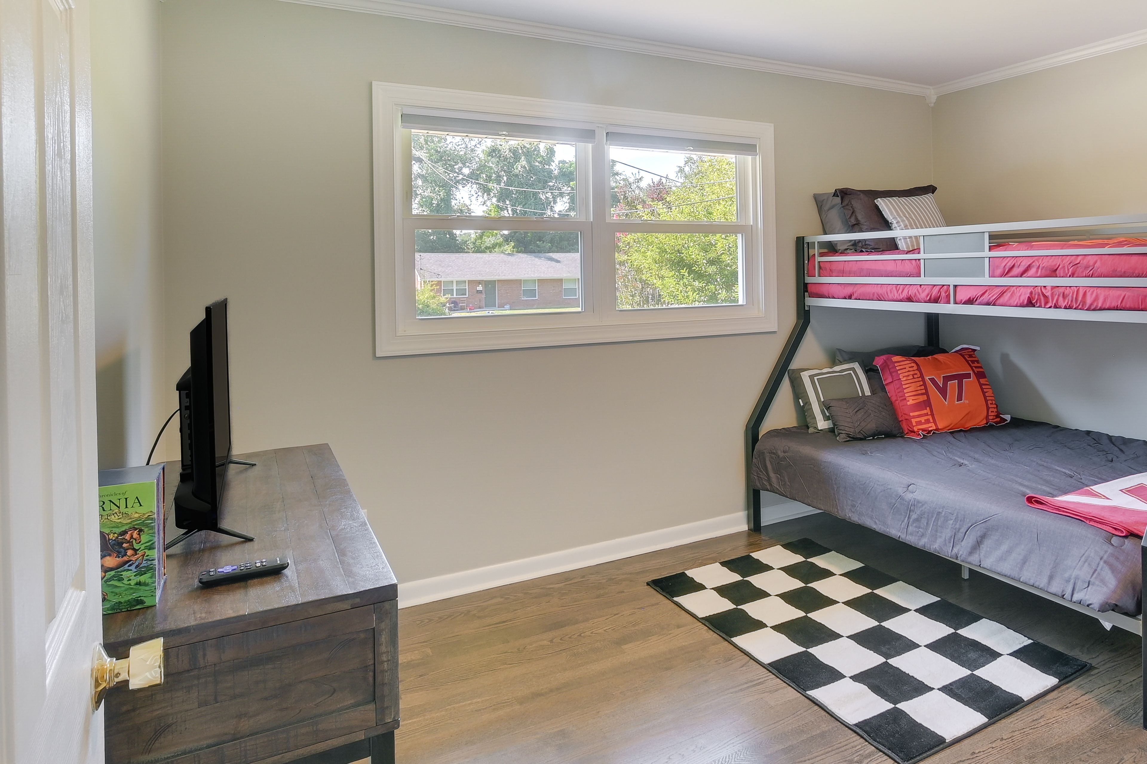 Bedroom 3 | Twin/Full Bunk Bed