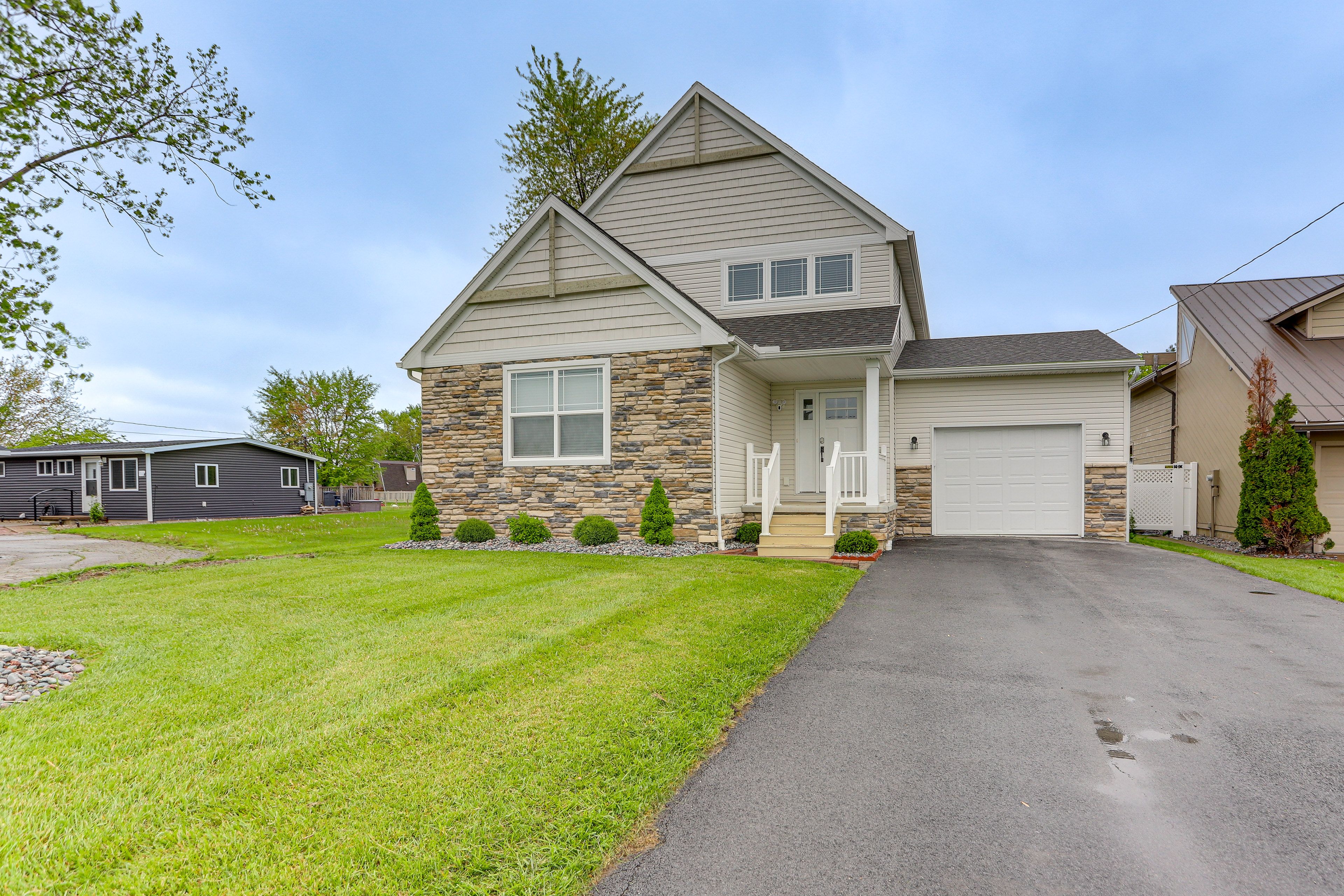 Exterior | Parking | Driveway (5 Vehicles)