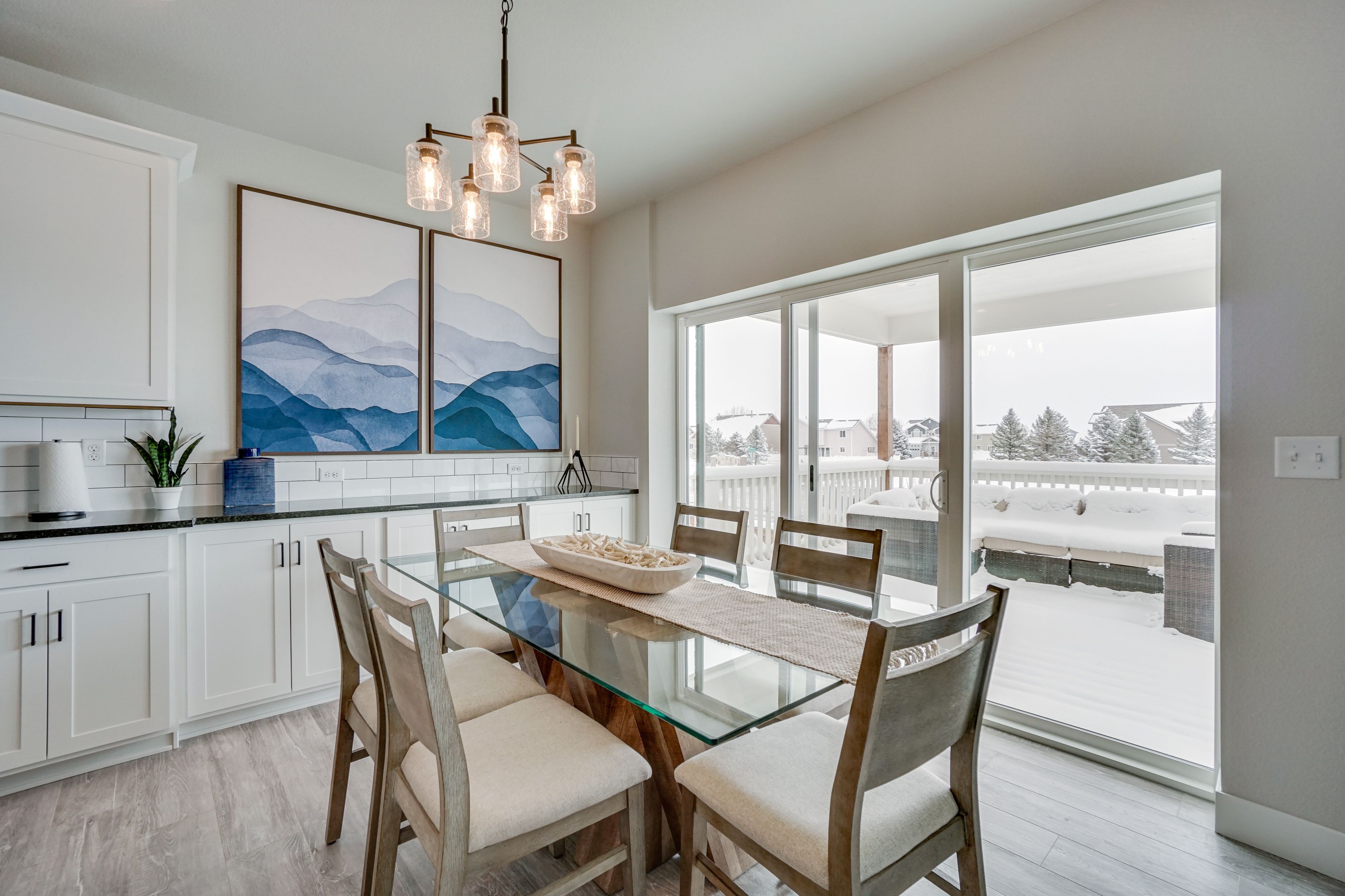 Dining Area | Dishware & Flatware Provided