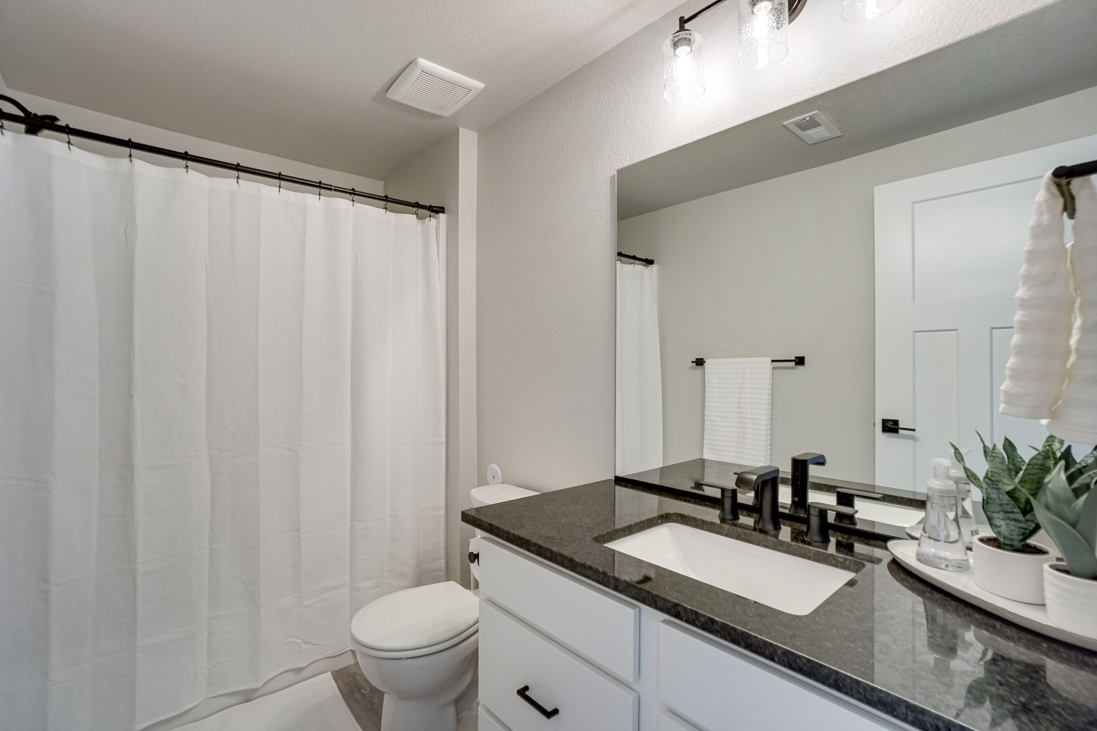 Full Bathroom | Complimentary Toiletries