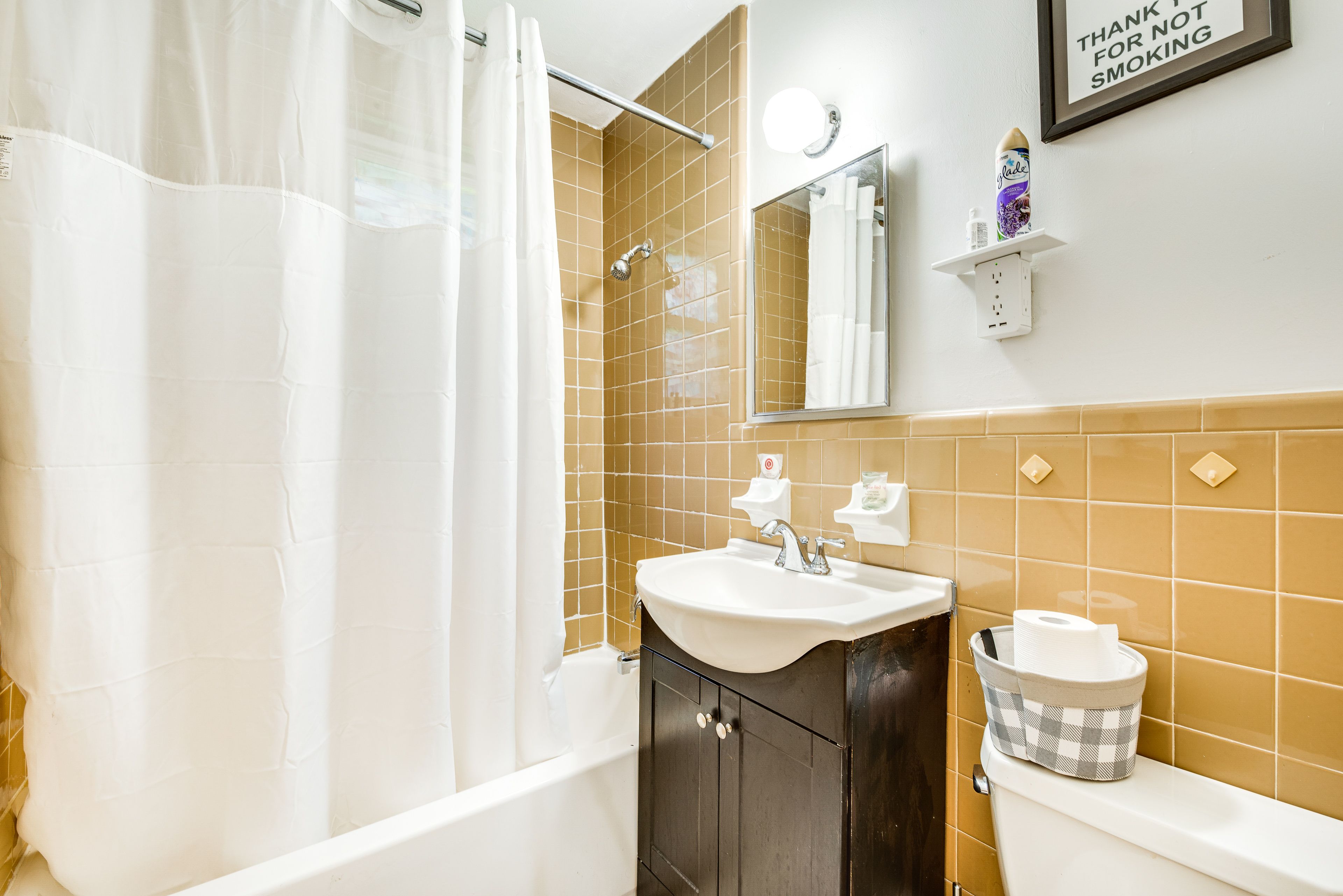 Full Bathroom | Complimentary Toiletries
