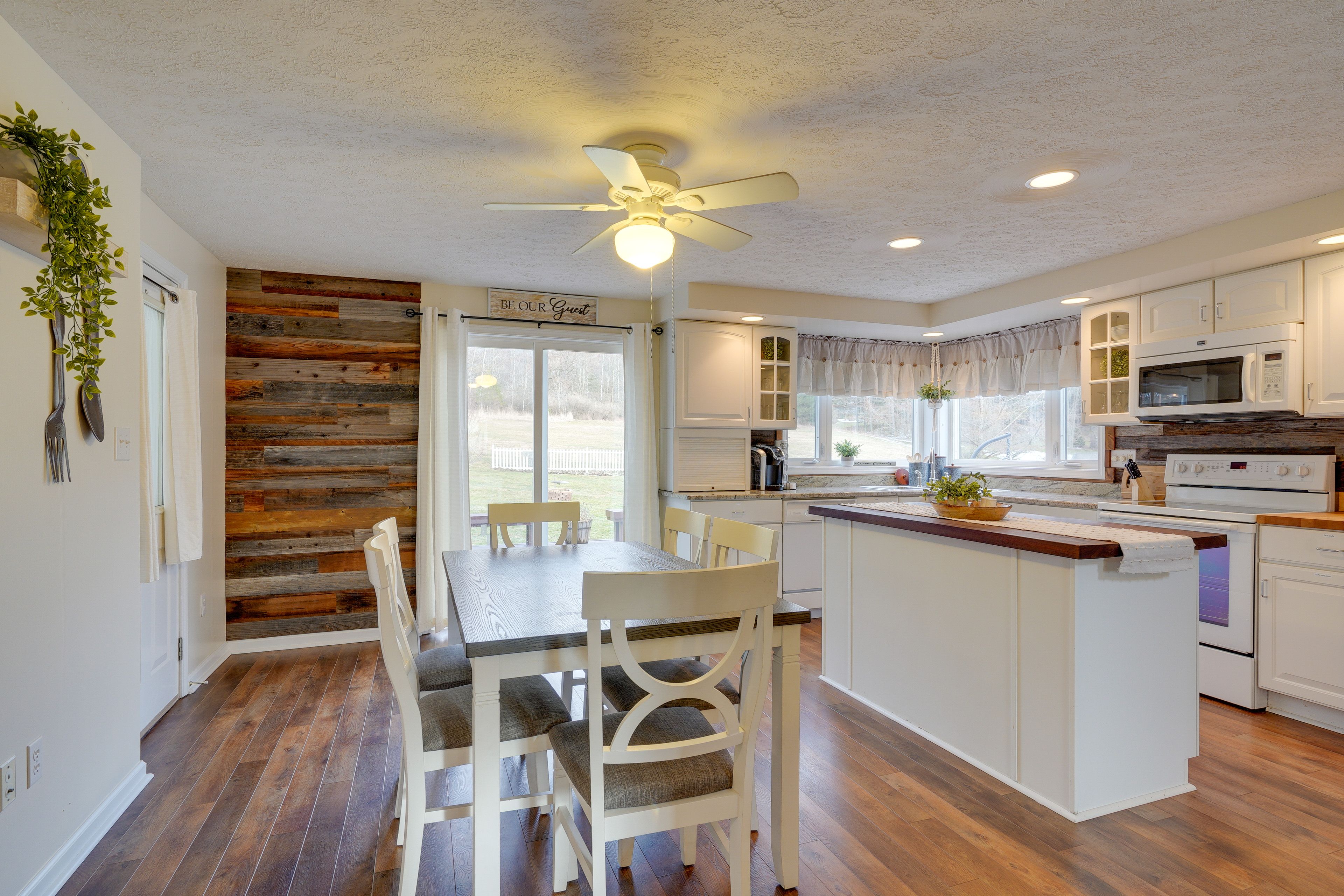 Dining Area 1 | Fully Equipped Kitchen | Keurig Coffee Maker