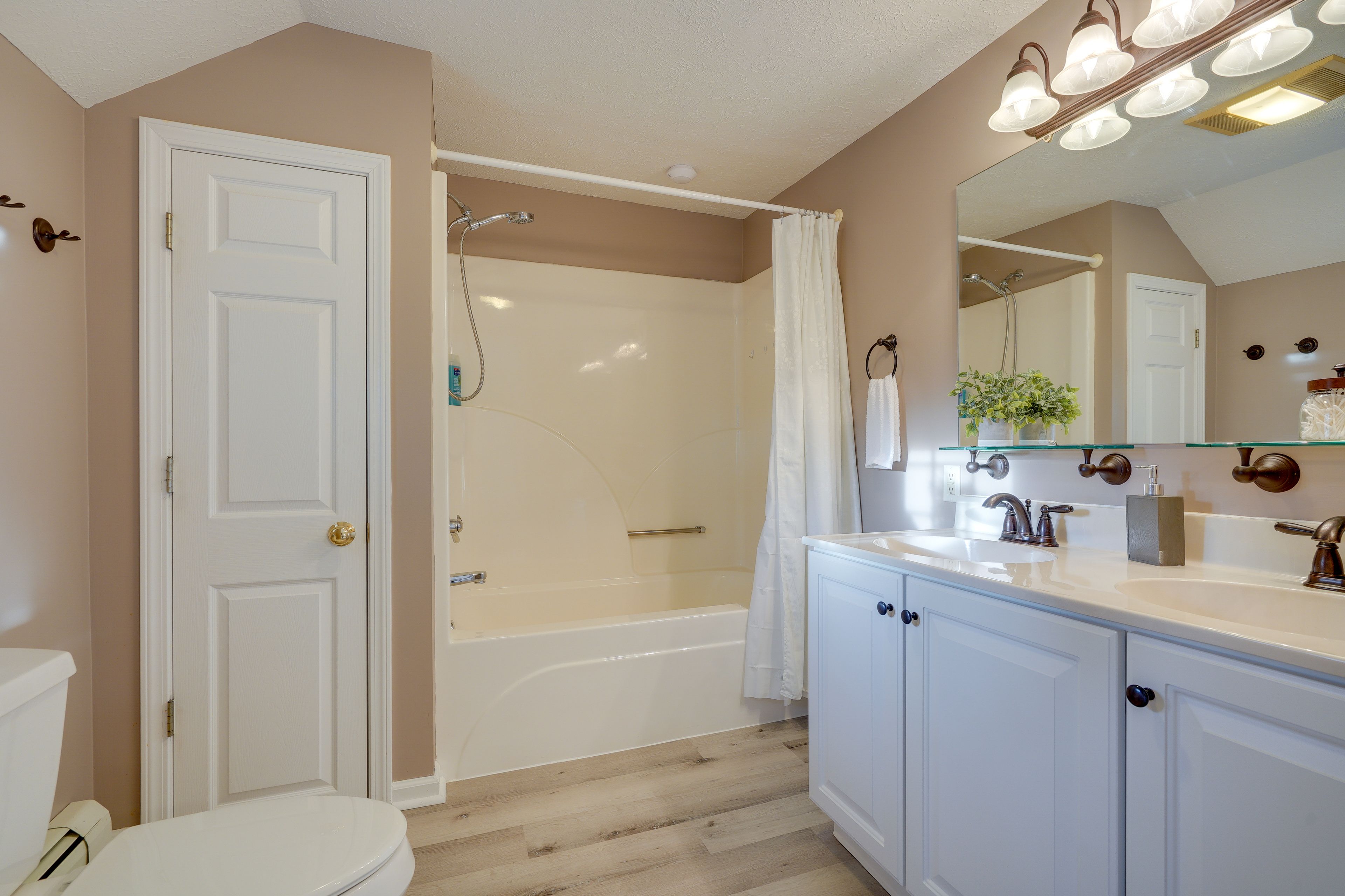 Full Bathroom | Complimentary Toiletries