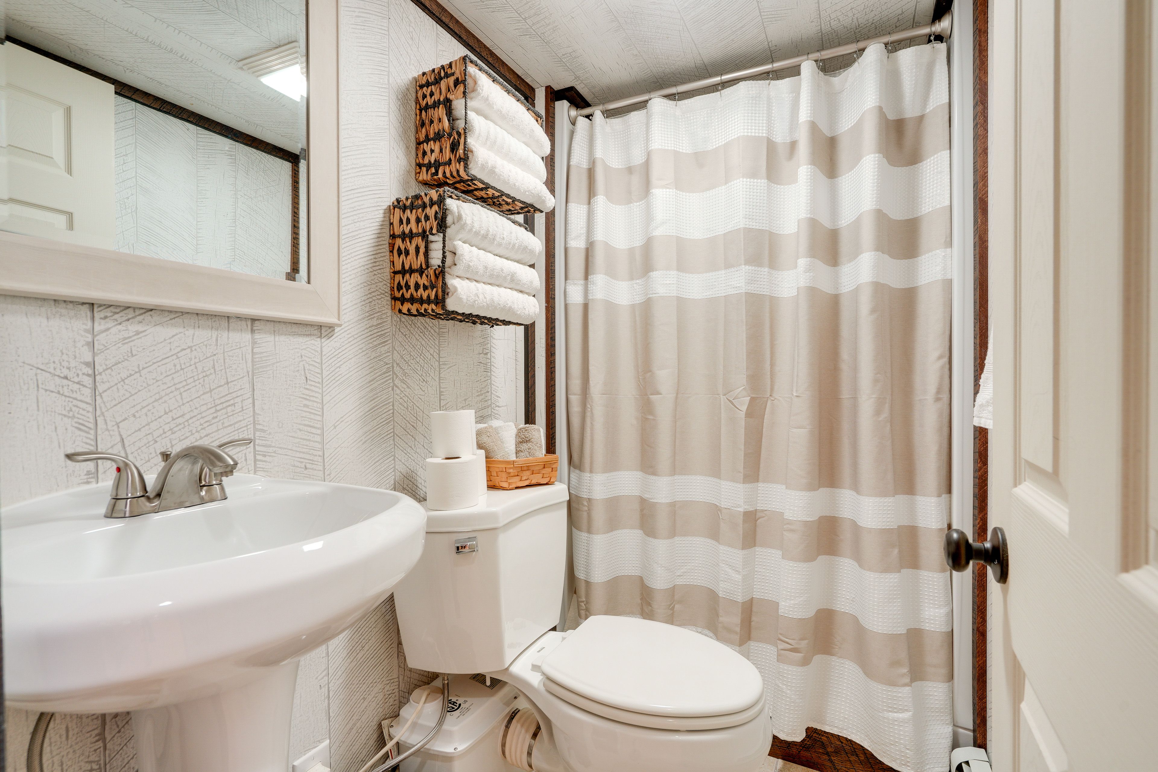 Full Bathroom | Towels Provided