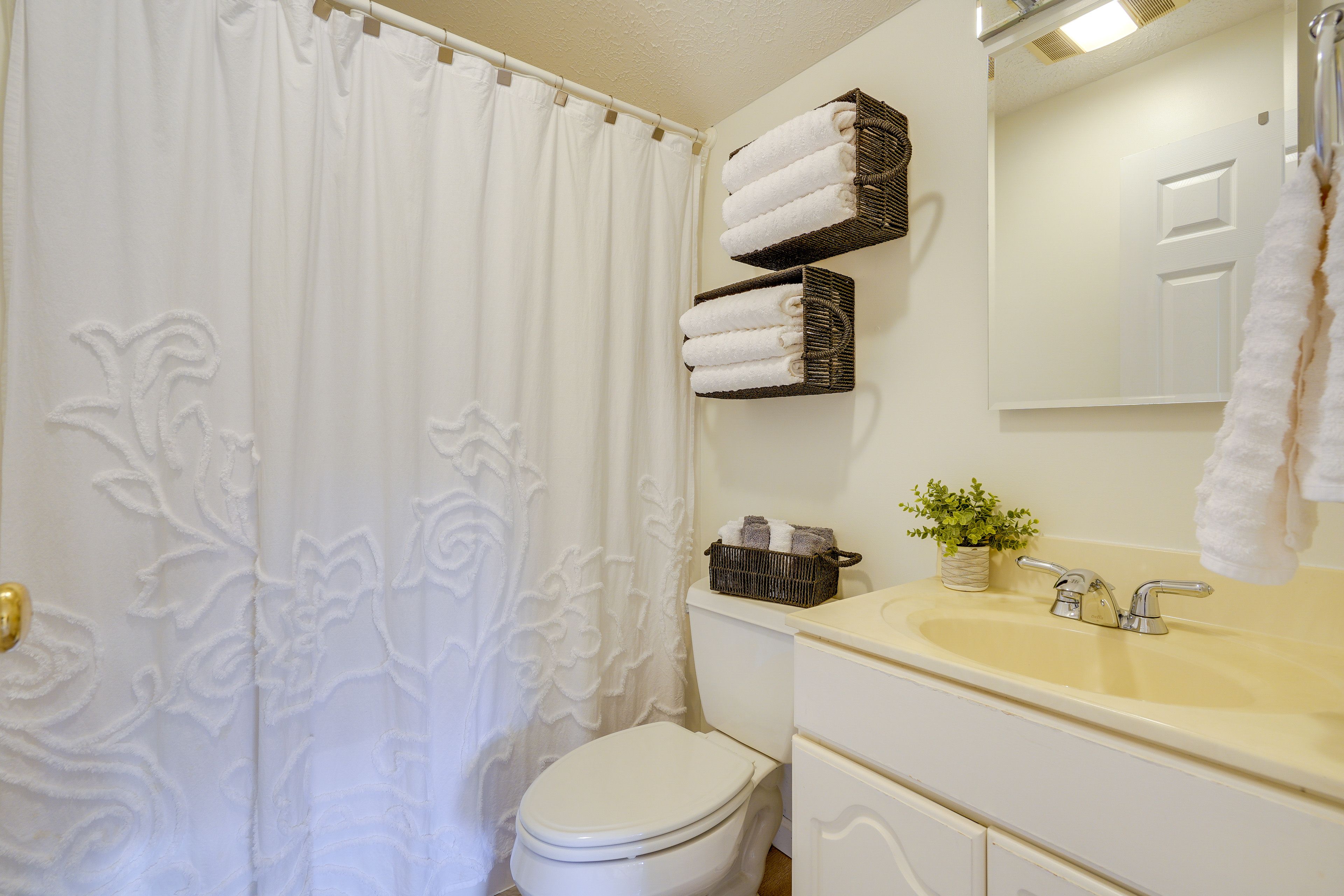 Full Bathroom | Shower/Tub Combo