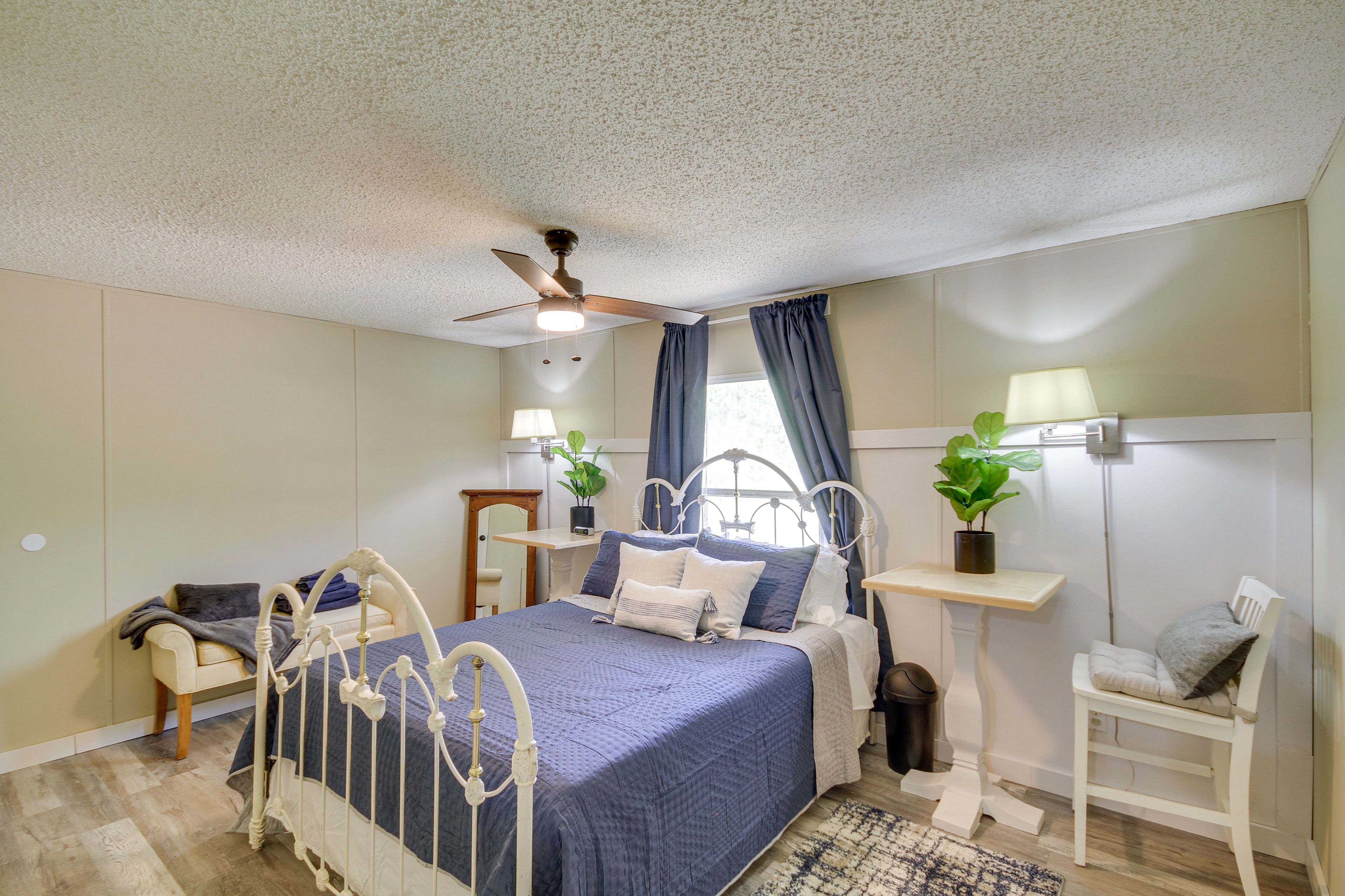 Bedroom 2 | Queen Bed