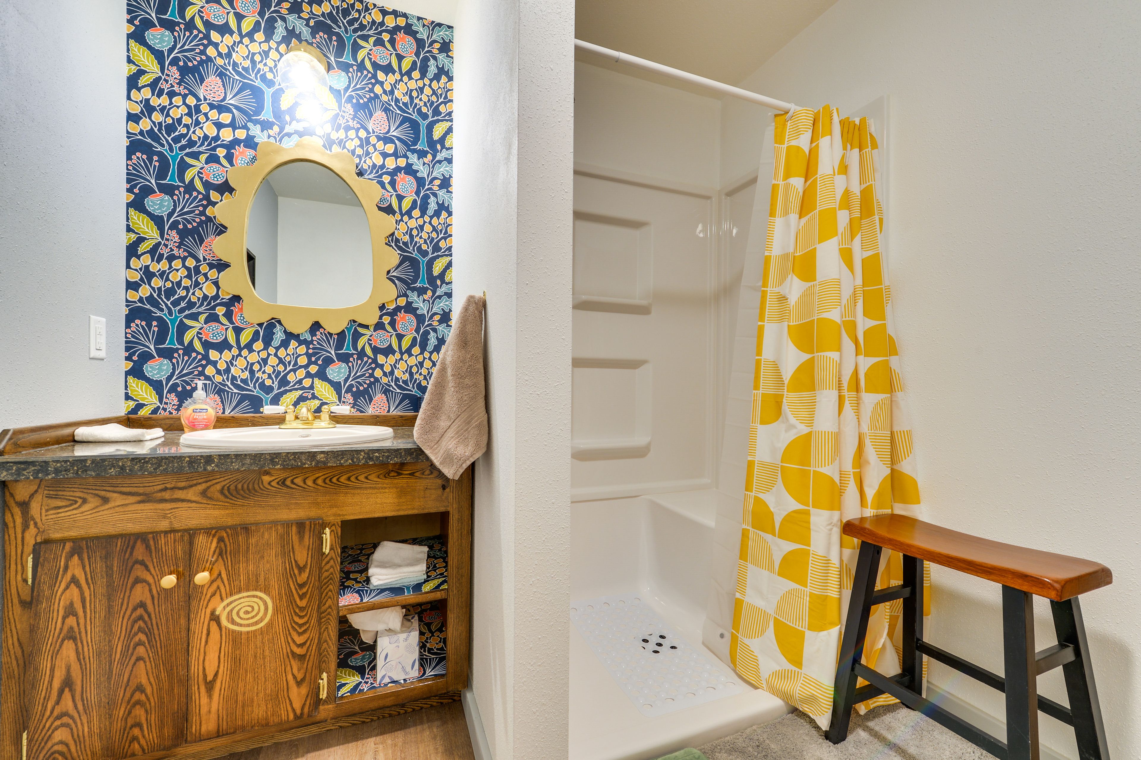 Full Bathroom | Towels Provided | Hair Dryer