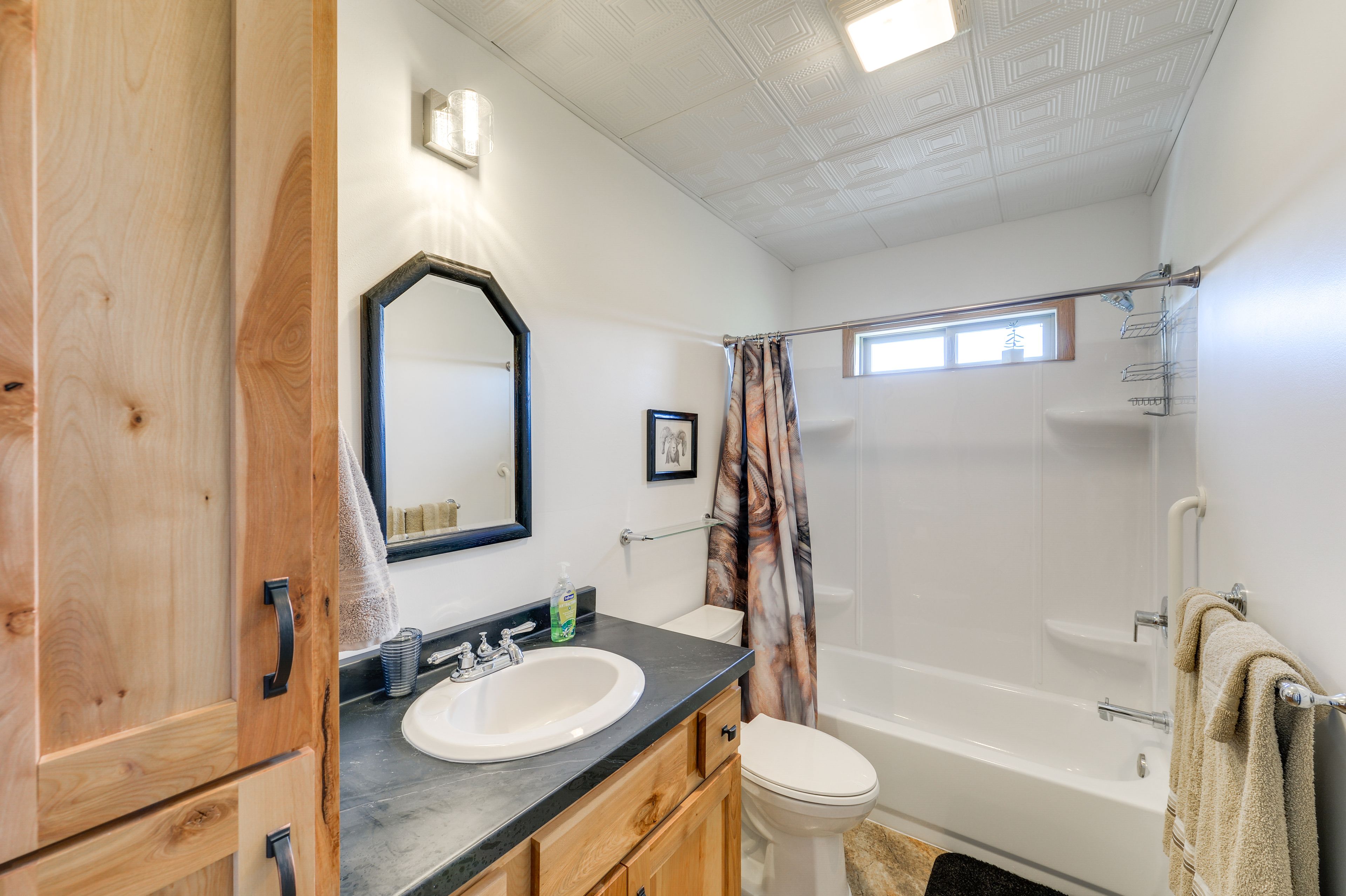 Full Bathroom | Grab Rail