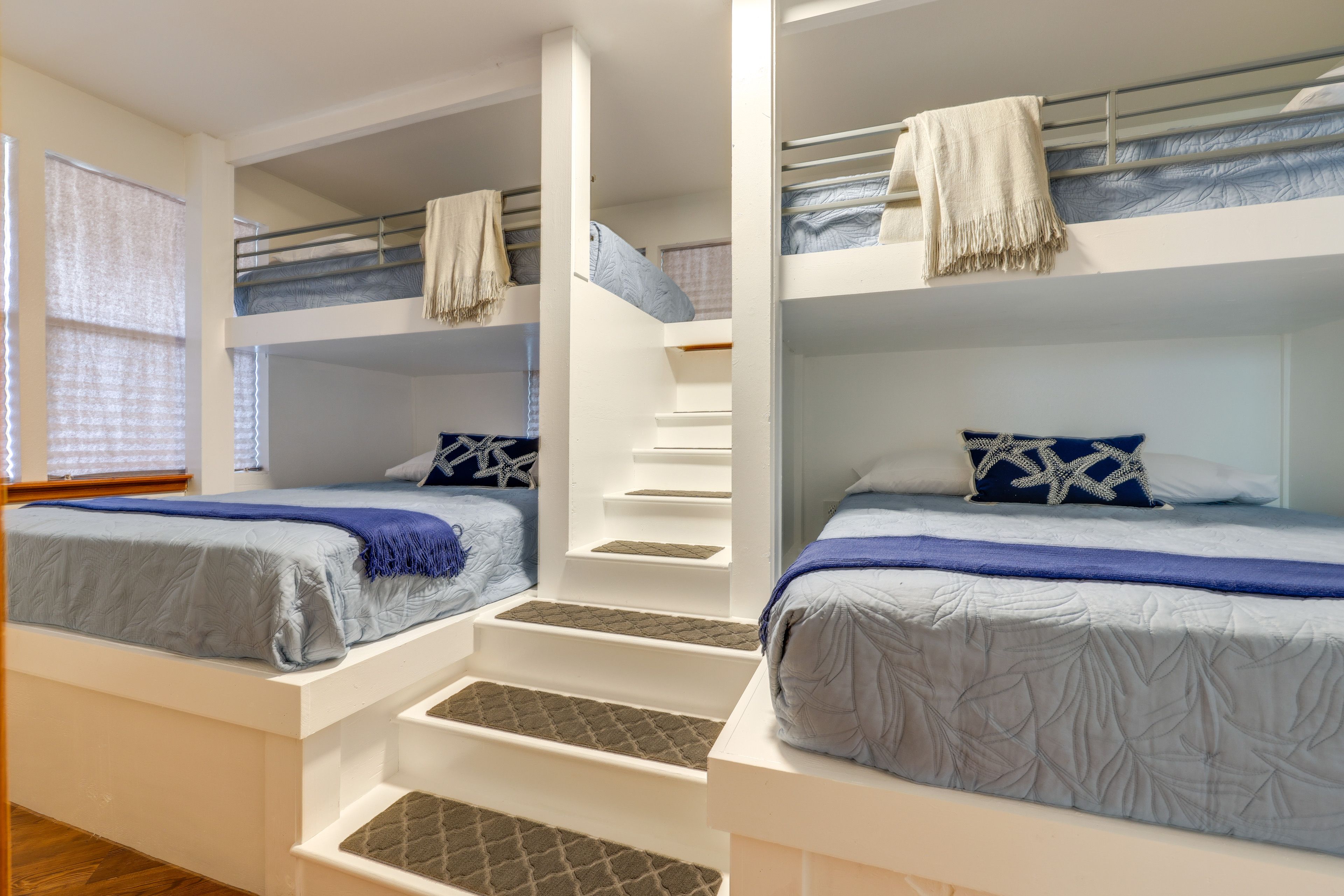 Bedroom 2 | 2 Twin/Queen Bunk Beds