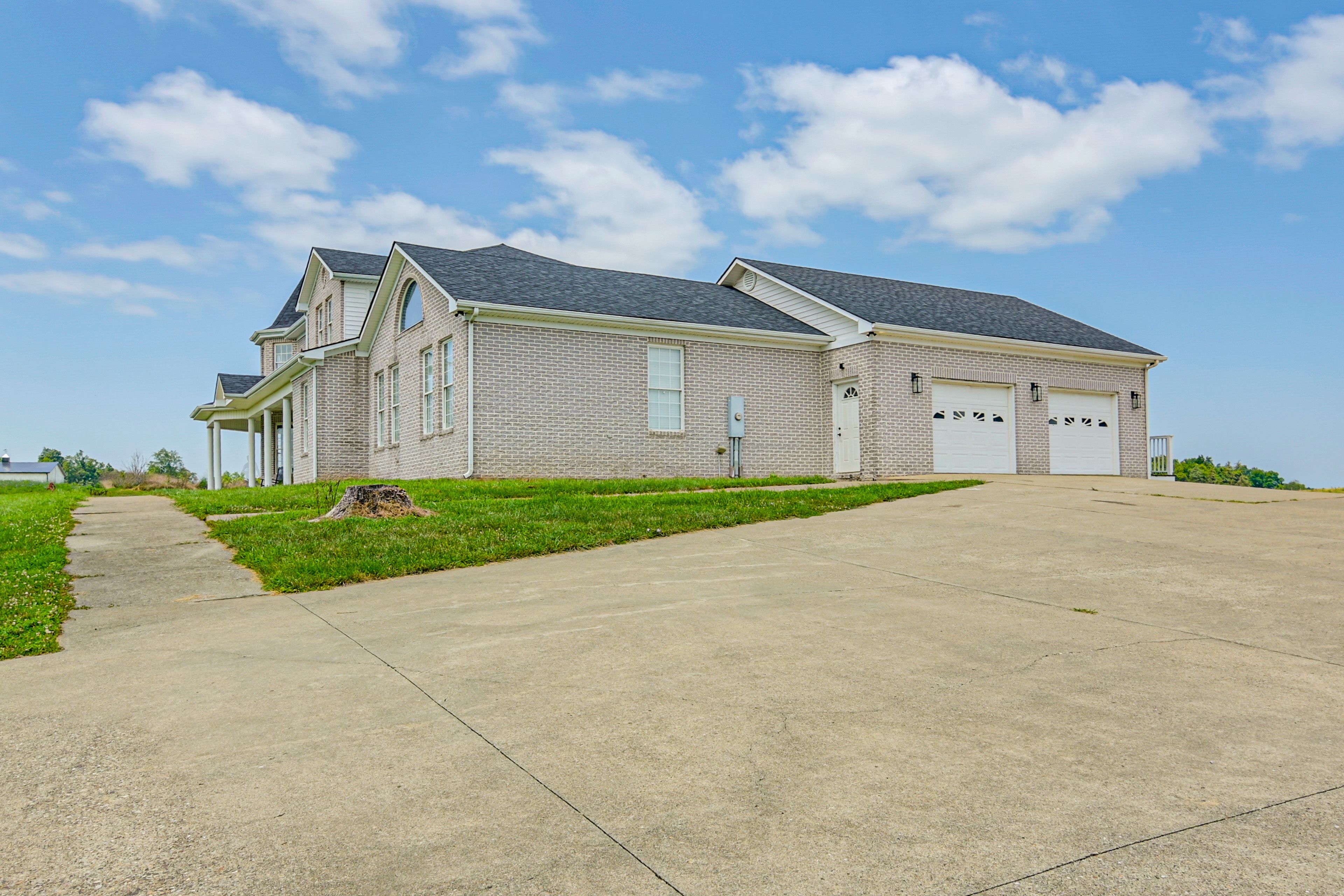 Parking | Driveway (8 Vehicles)