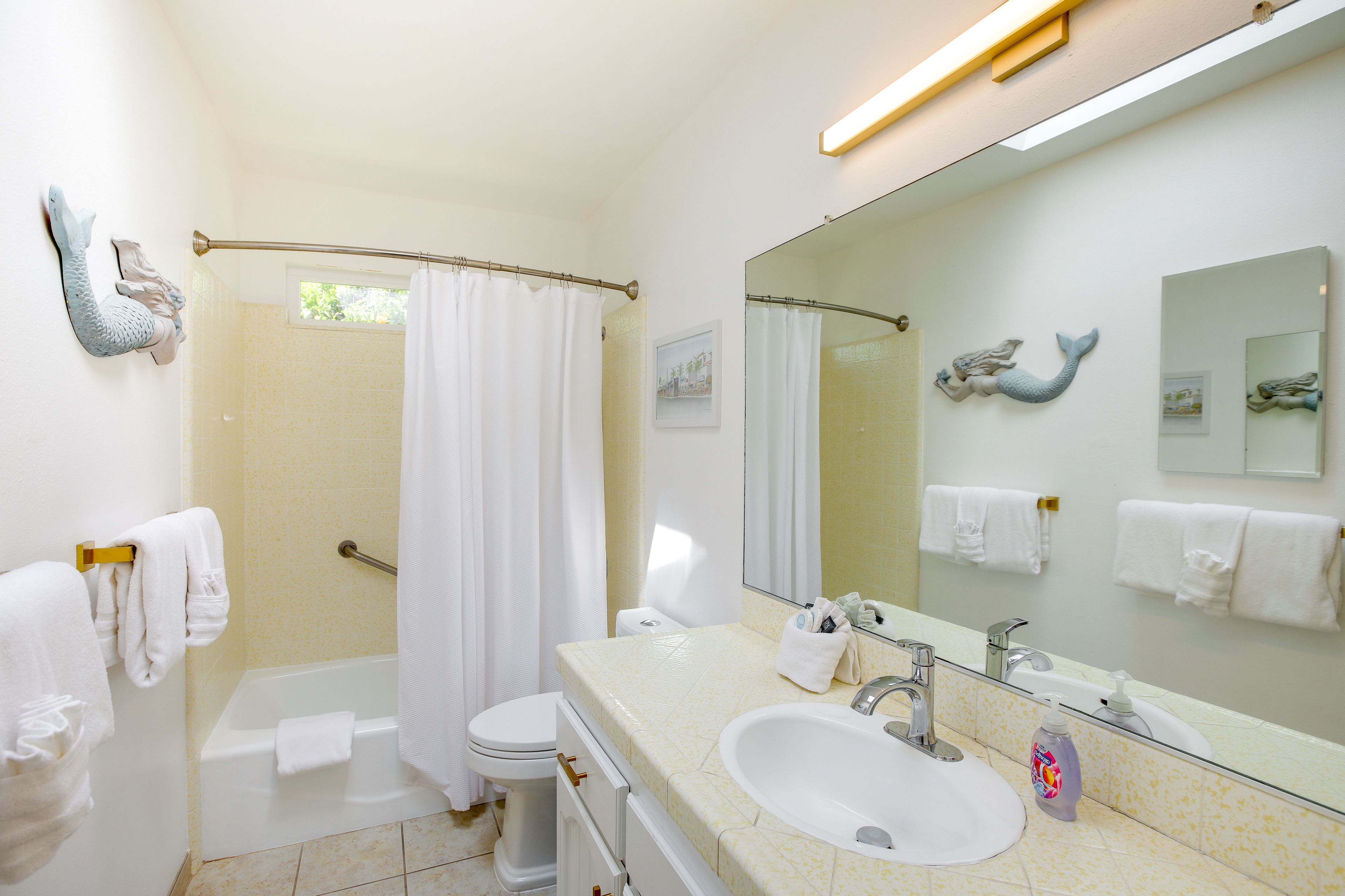 Full Bathroom | Complimentary Toiletries