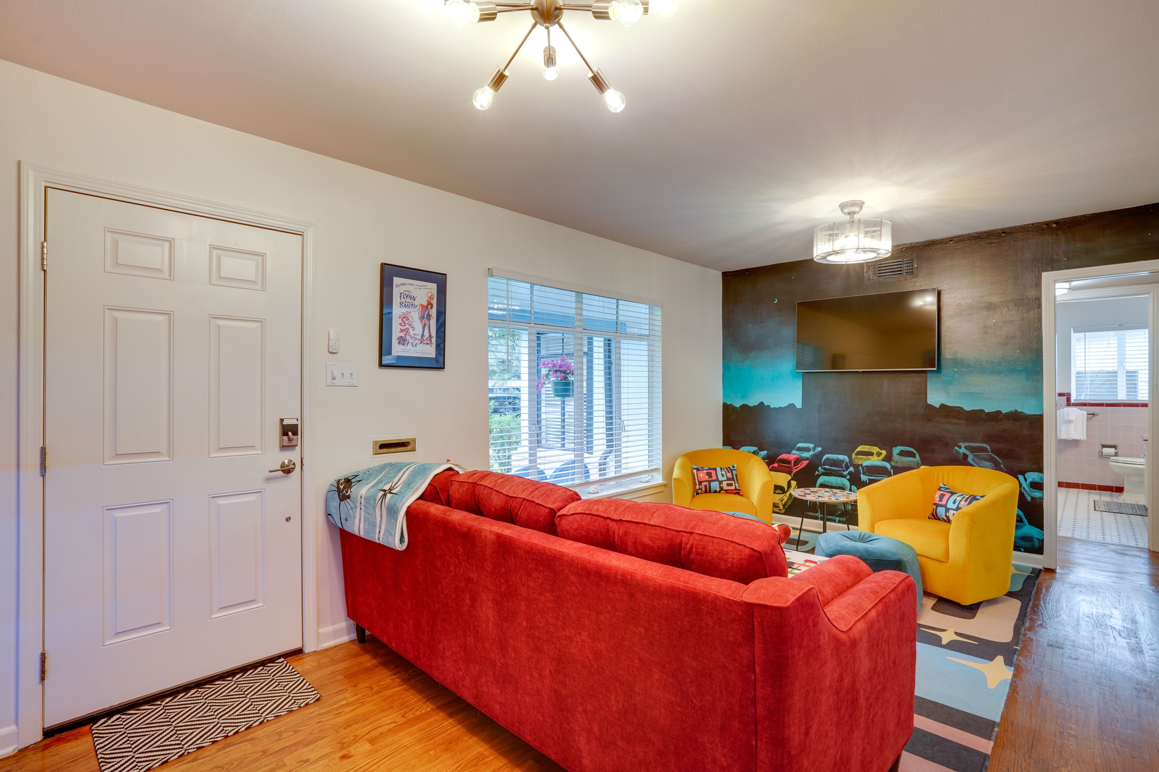 Living Room | Keyless Entry | Smart TVs | Free WiFi | Sofa Sleeper