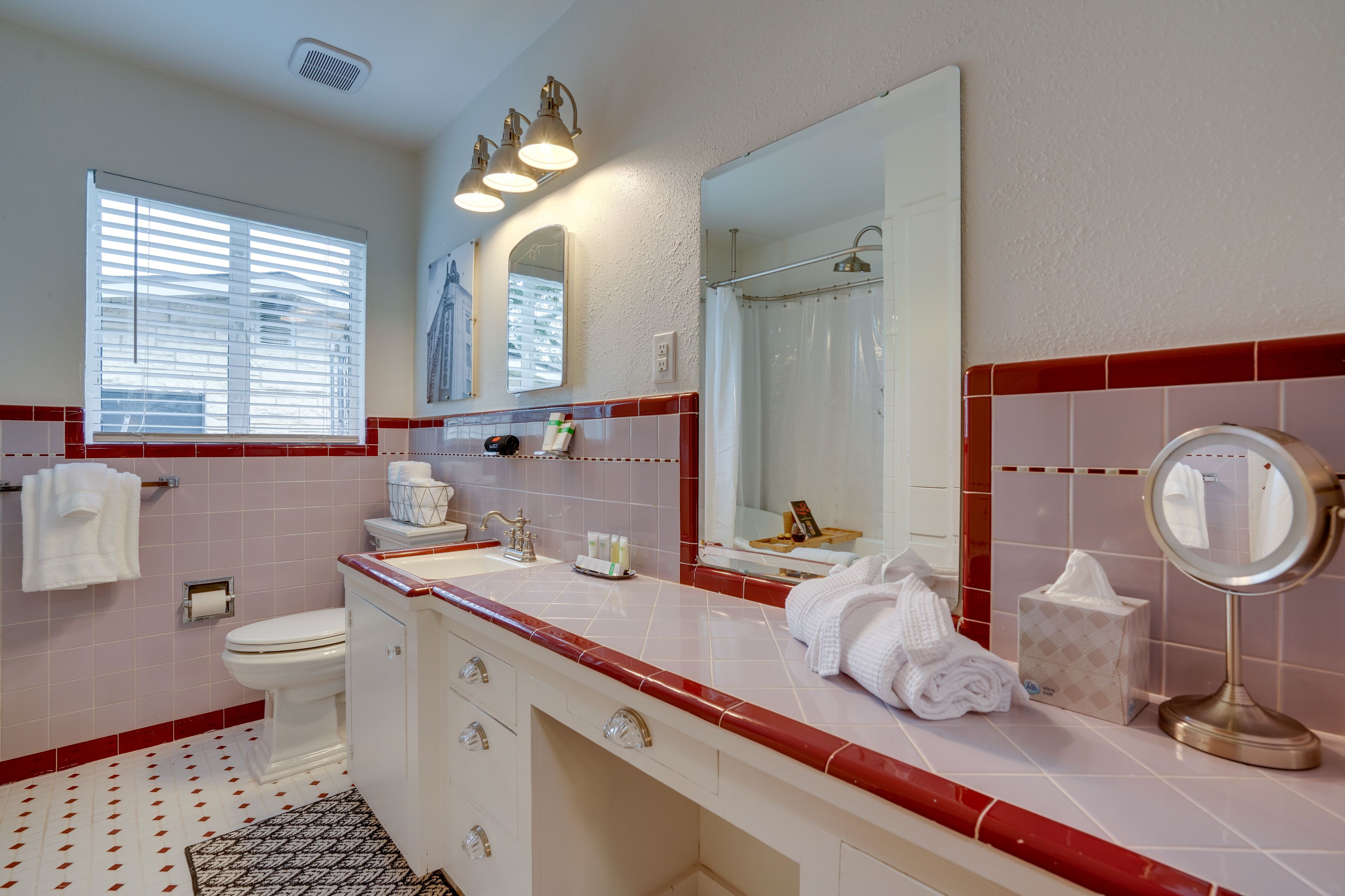 Full Bathroom | Complimentary Toiletries