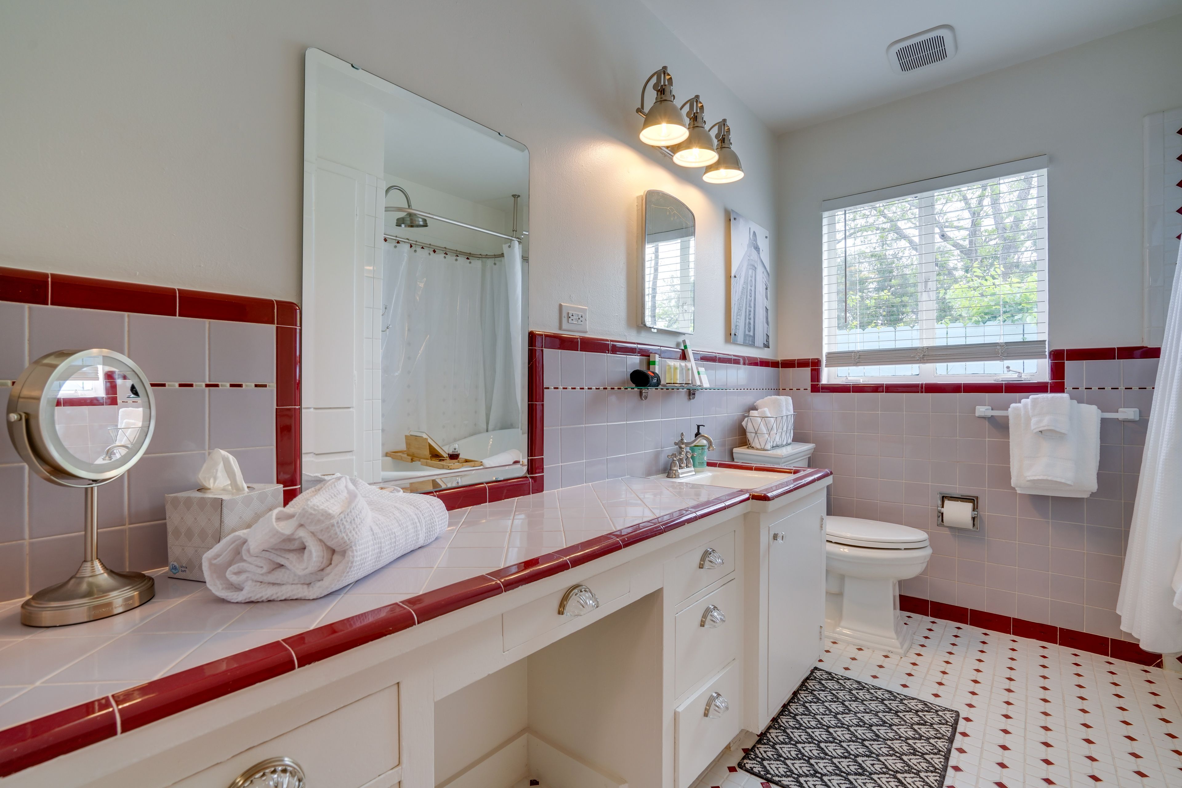Full Bathroom | Complimentary Toiletries