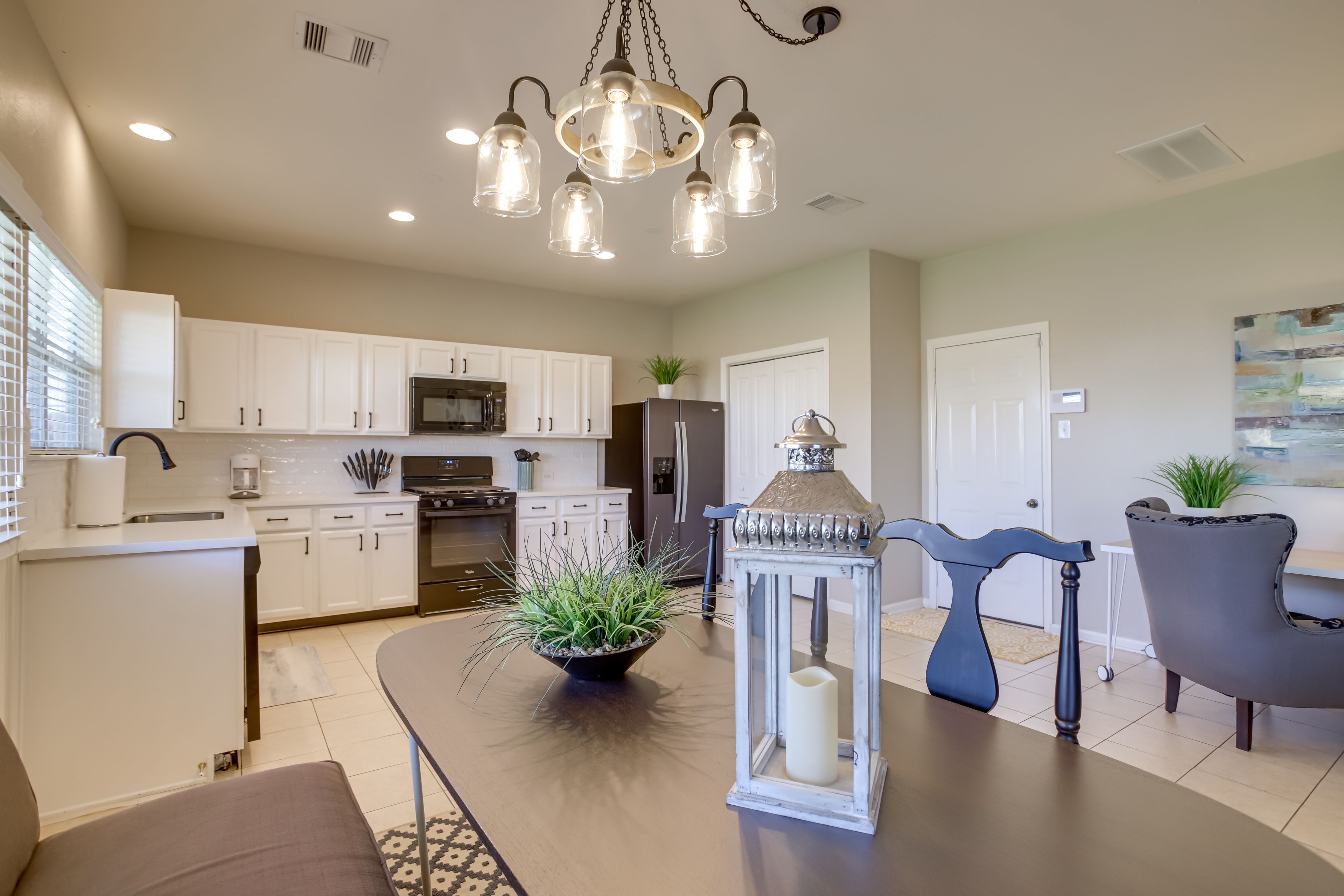 Dining Area | Dishware & Flatware Provided