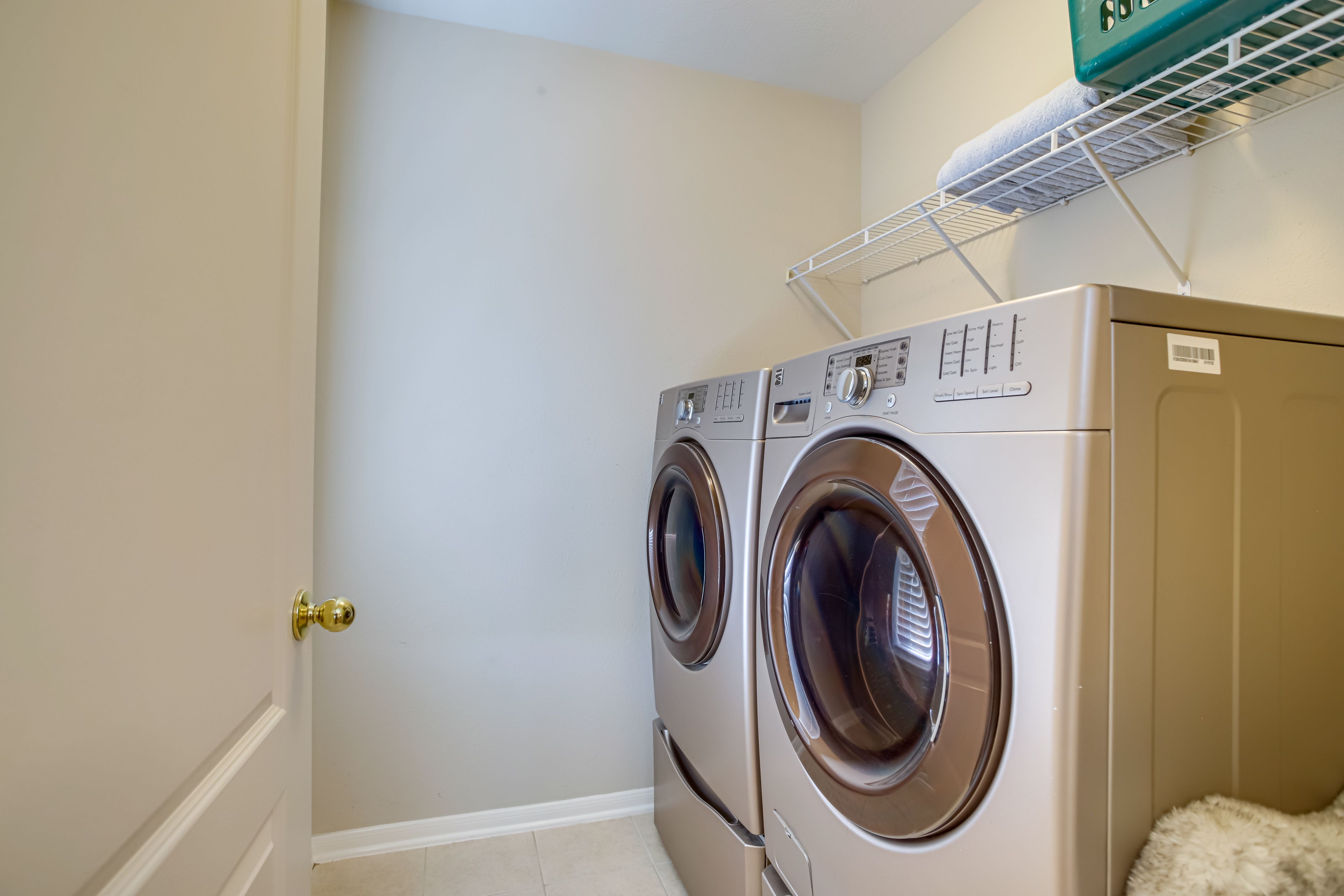Washer & Dryer | Linens Provided