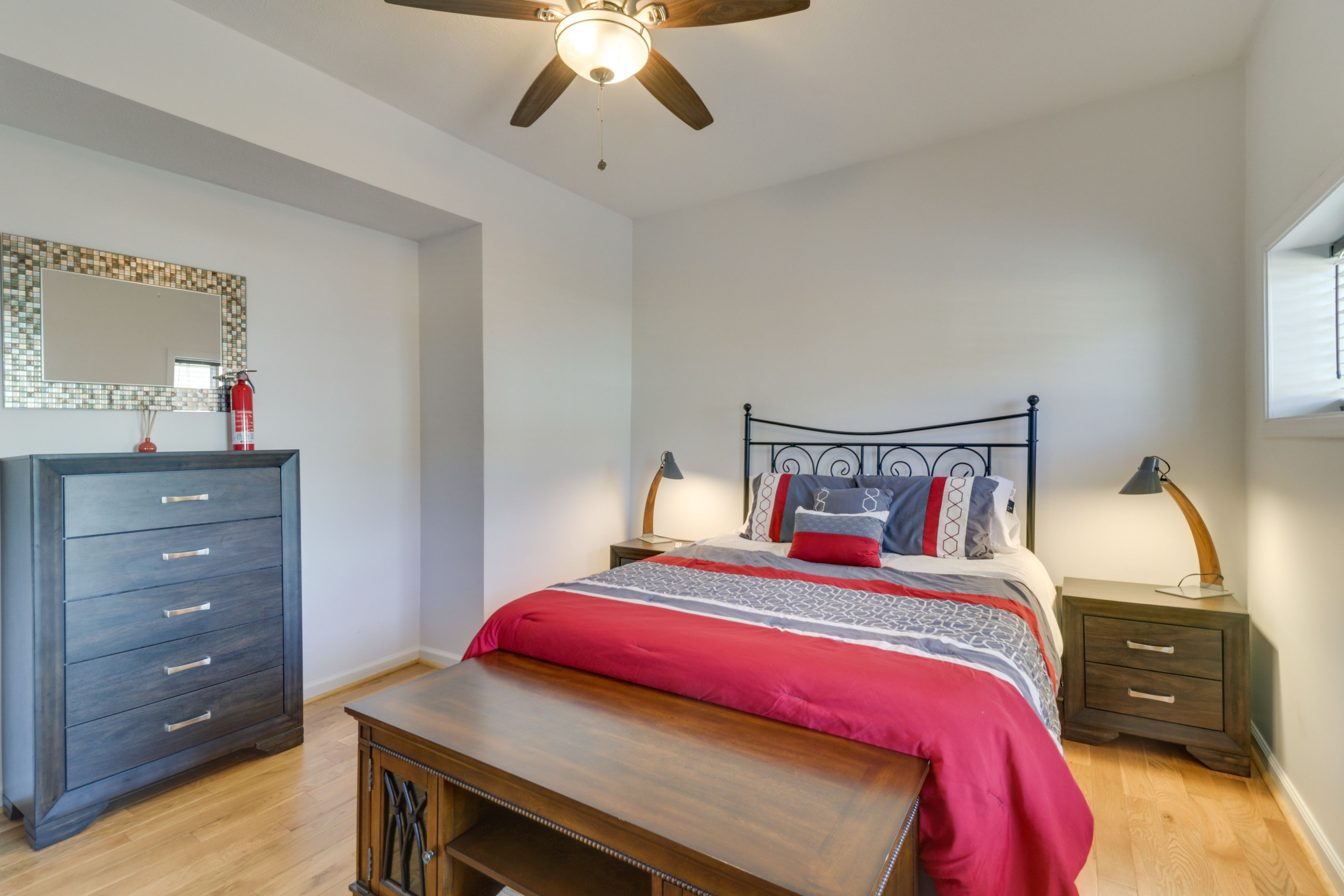 Bedroom | Queen Bed | TV