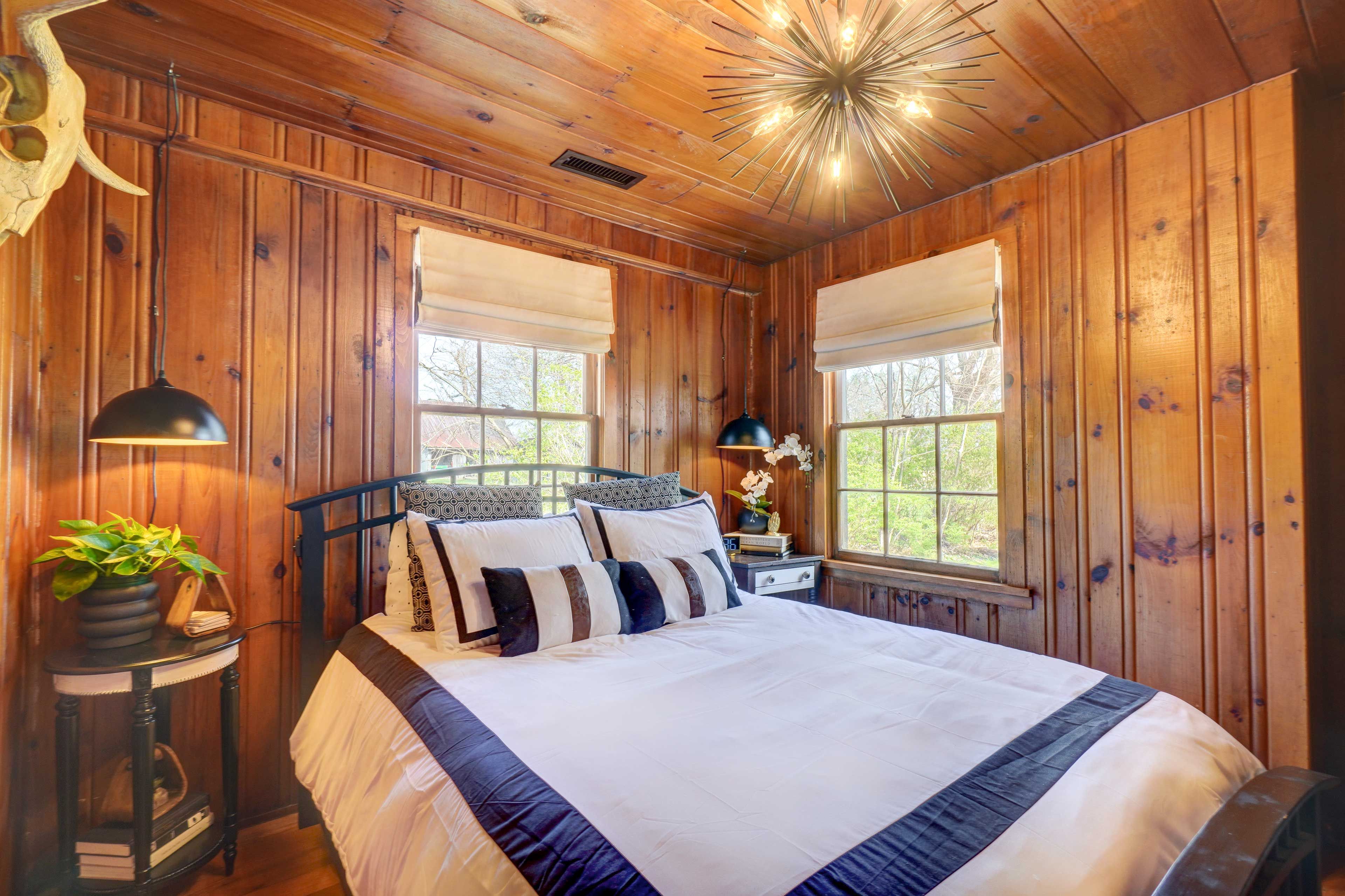 Bedroom 1 | Queen Bed