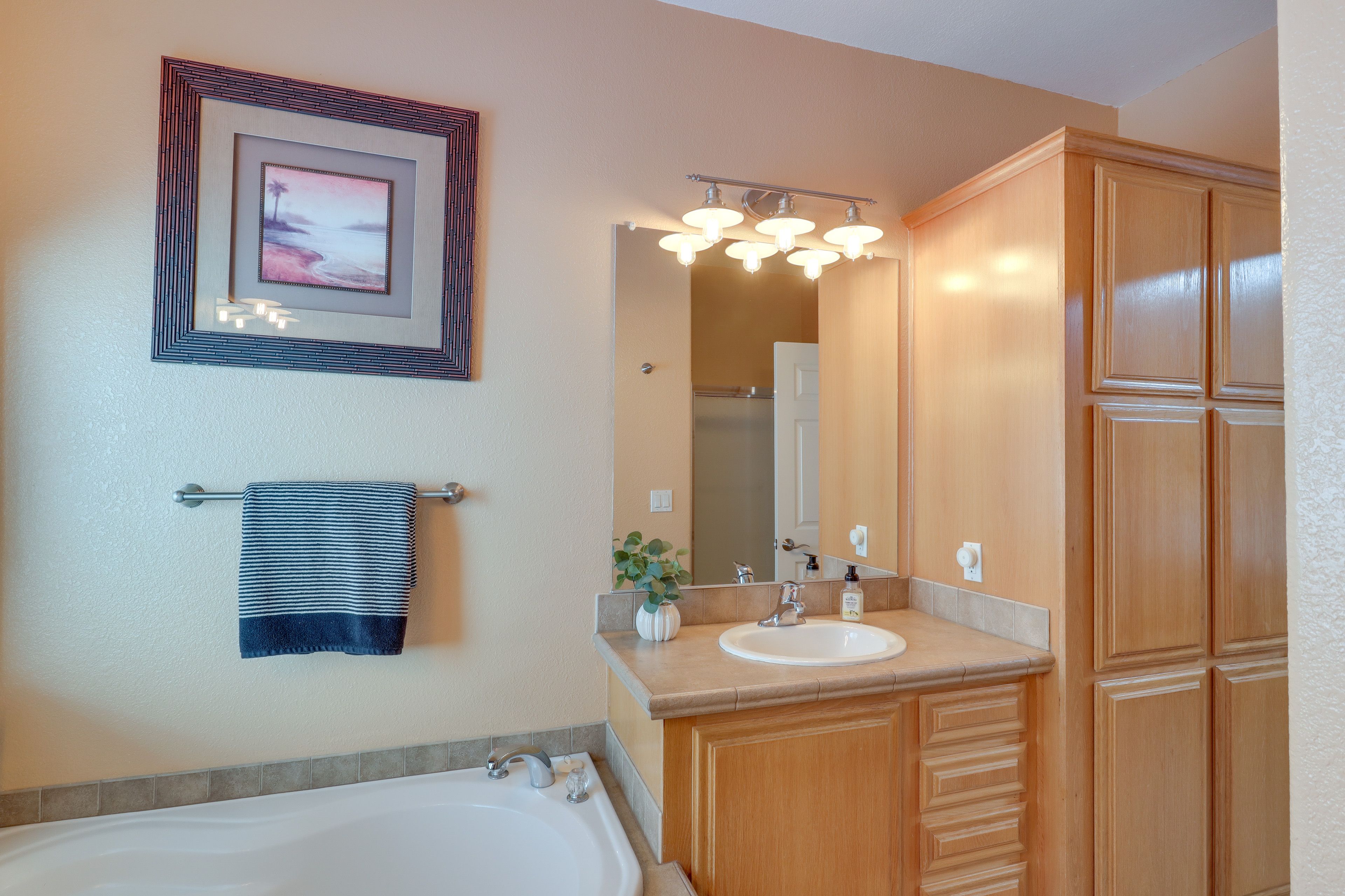 En-Suite Bathroom | Towels Provided | Complimentary Toiletries