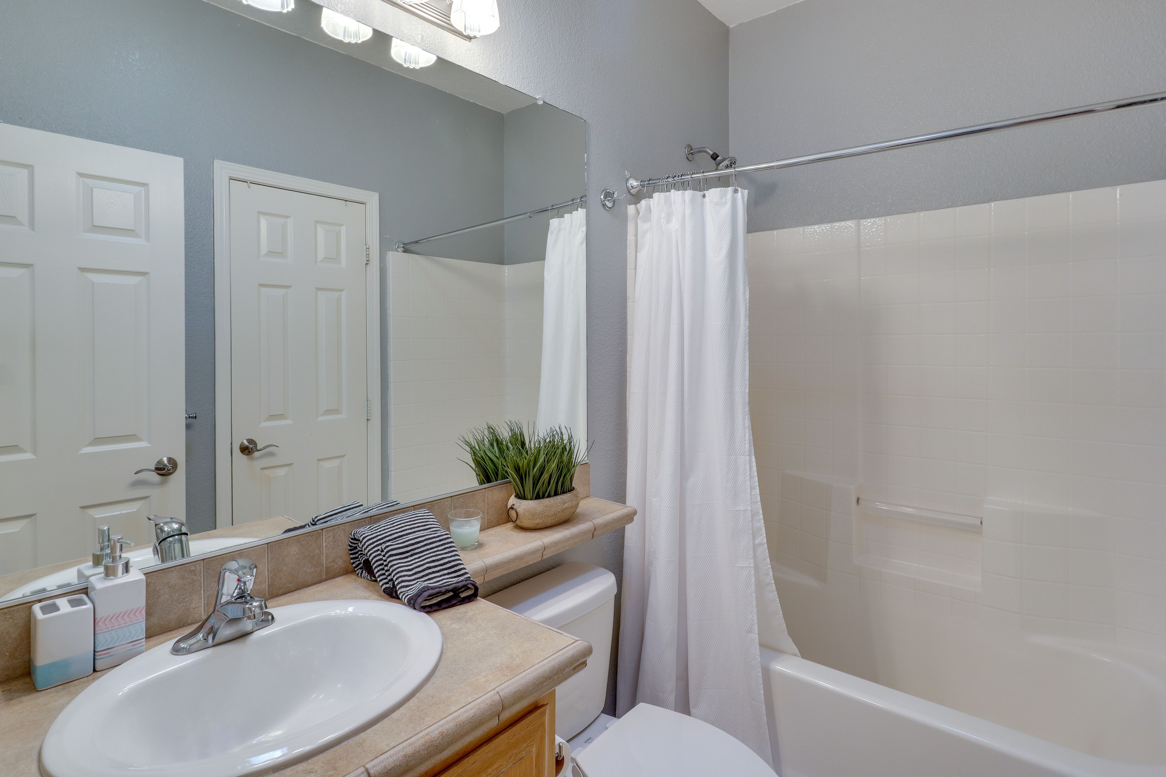 Full Bathroom | Towels Provided | Complimentary Toiletries